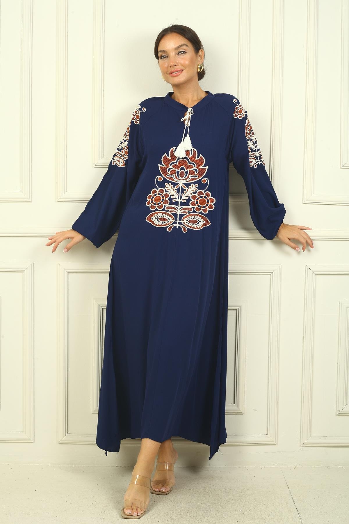 S-24Y3880024Kadın Yakası Bağcıklı Kolları Ve Önü Nakışlı Rahat Kalıp Uzun Viskon Elbise