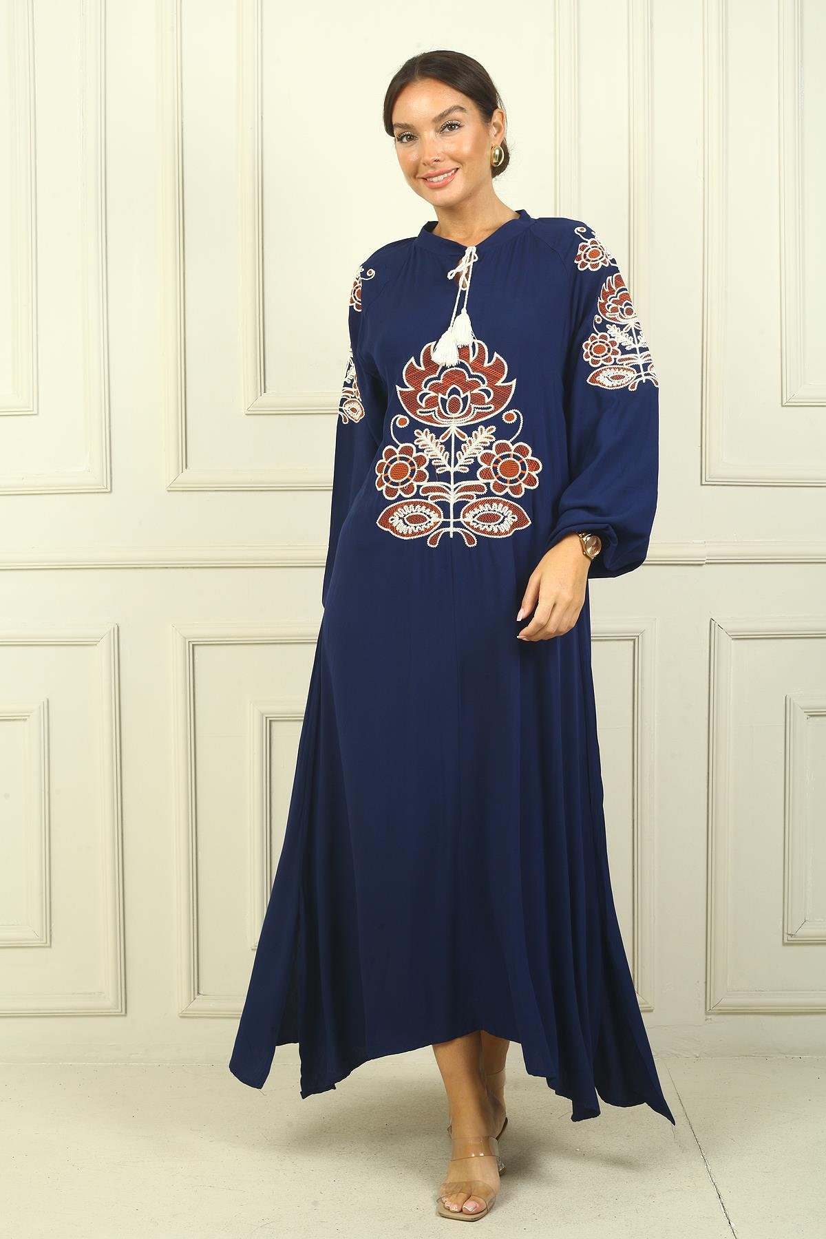 S-24Y3880024Kadın Yakası Bağcıklı Kolları Ve Önü Nakışlı Rahat Kalıp Uzun Viskon Elbise