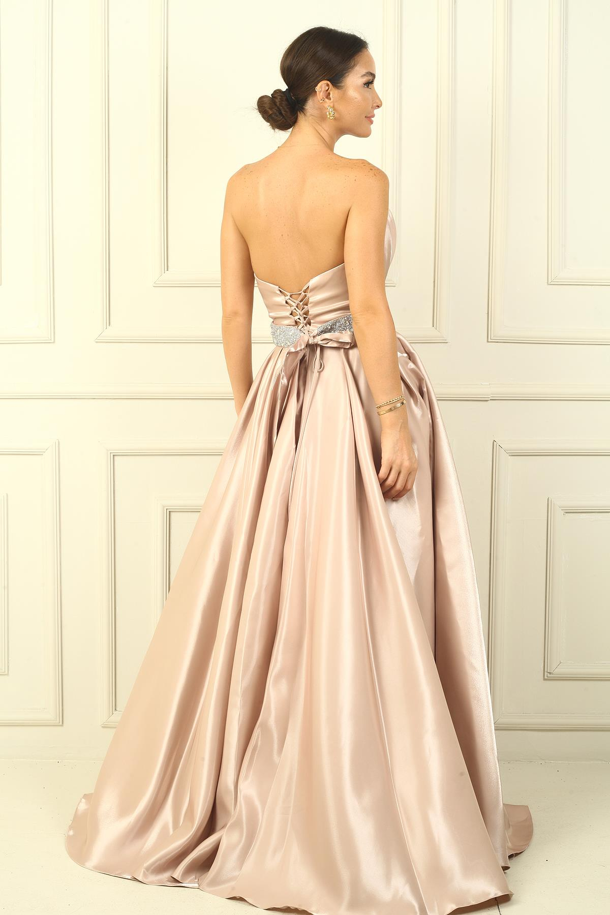 S-24Y4240011Kadın Straplez Arkadan Bağcıklı Kemeri Taşlı Astarlı Pileli Saten Tam Daire Kloş Elbise