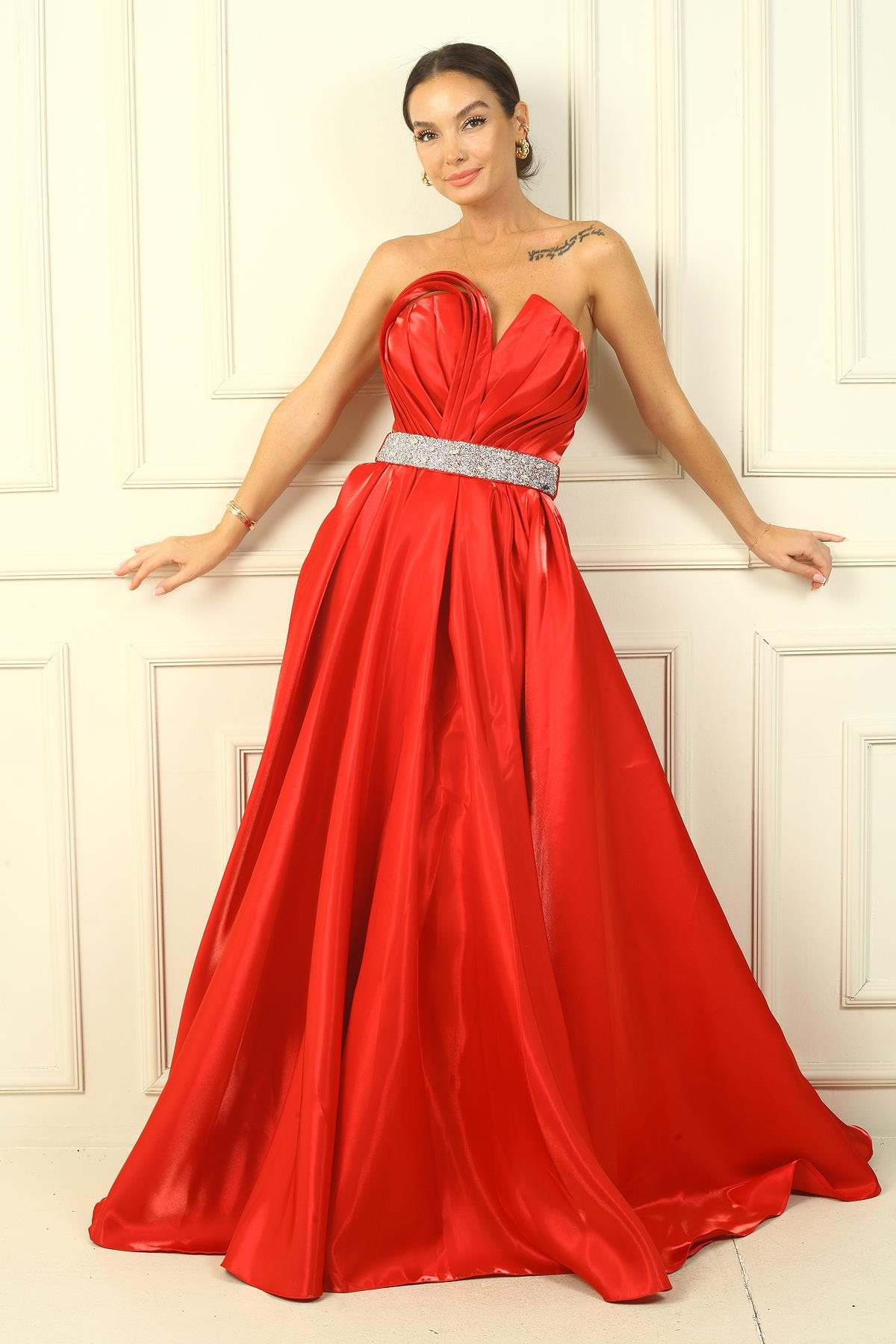 S-24Y4240011Kadın Straplez Arkadan Bağcıklı Kemeri Taşlı Astarlı Pileli Saten Tam Daire Kloş Elbise