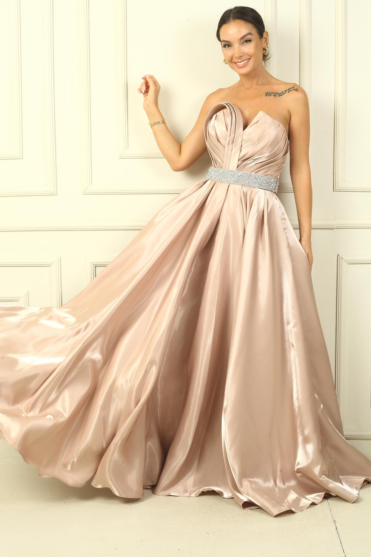 S-24Y4240011Kadın Straplez Arkadan Bağcıklı Kemeri Taşlı Astarlı Pileli Saten Tam Daire Kloş Elbise