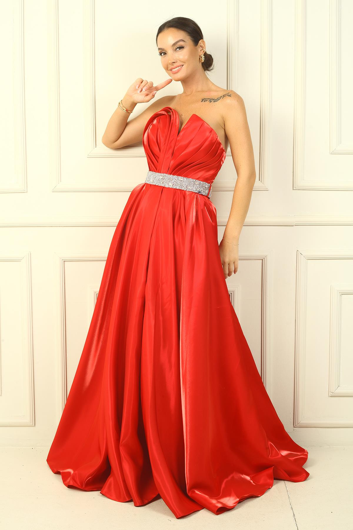 S-24Y4240011Kadın Straplez Arkadan Bağcıklı Kemeri Taşlı Astarlı Pileli Saten Tam Daire Kloş Elbise