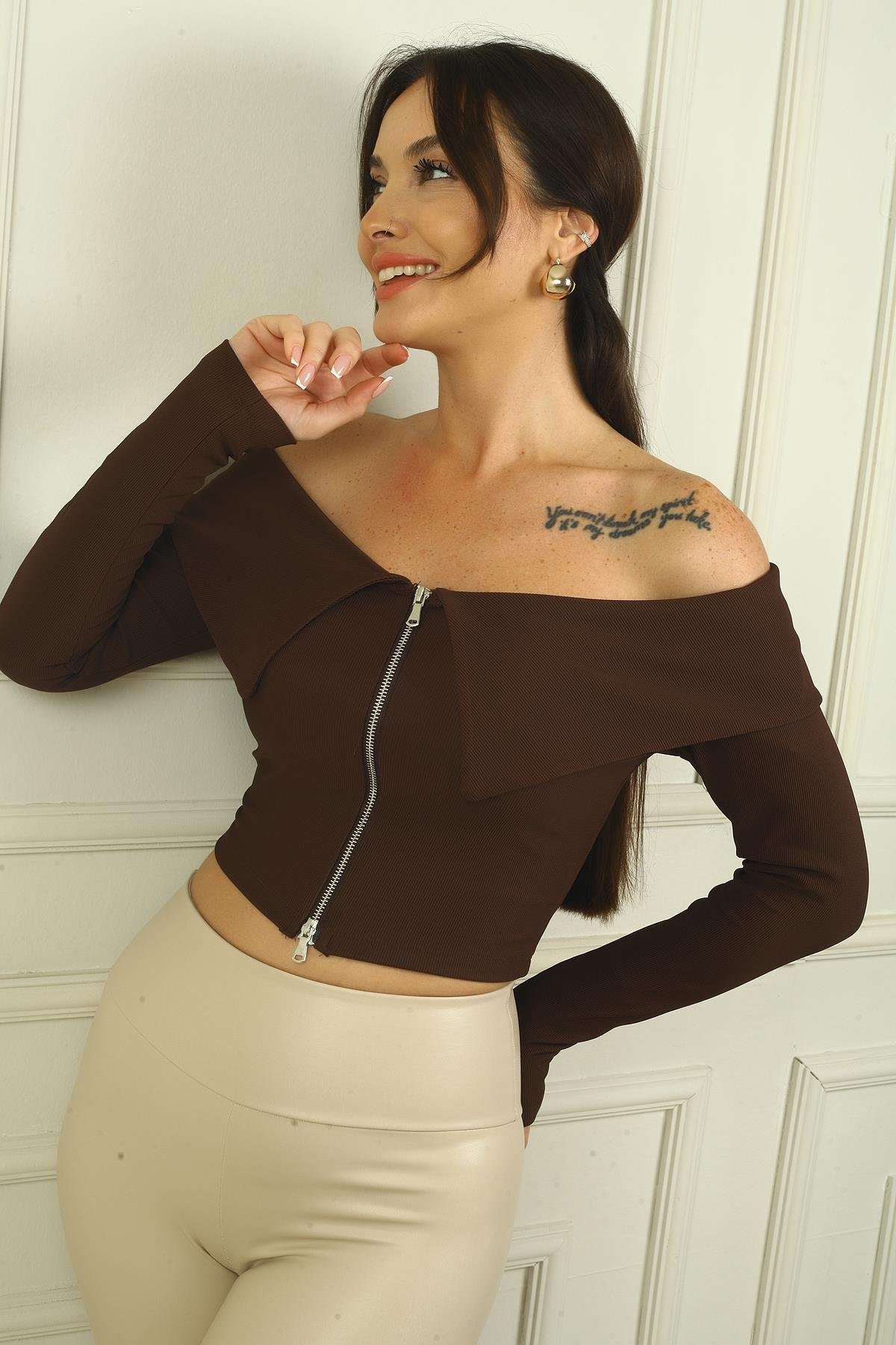 S-24Y4280002Kadın Önü Fermuarlı Geniş Yaka Uzun Kollu Crop Bluz