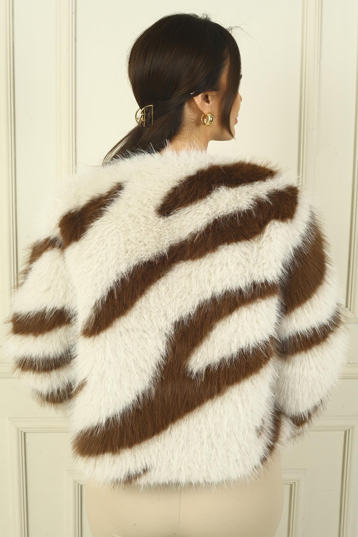 S-24Y4280016Kadın İçi Astarlı Cepli Tek Kopçalı Zebra Desen Kürk Ceket