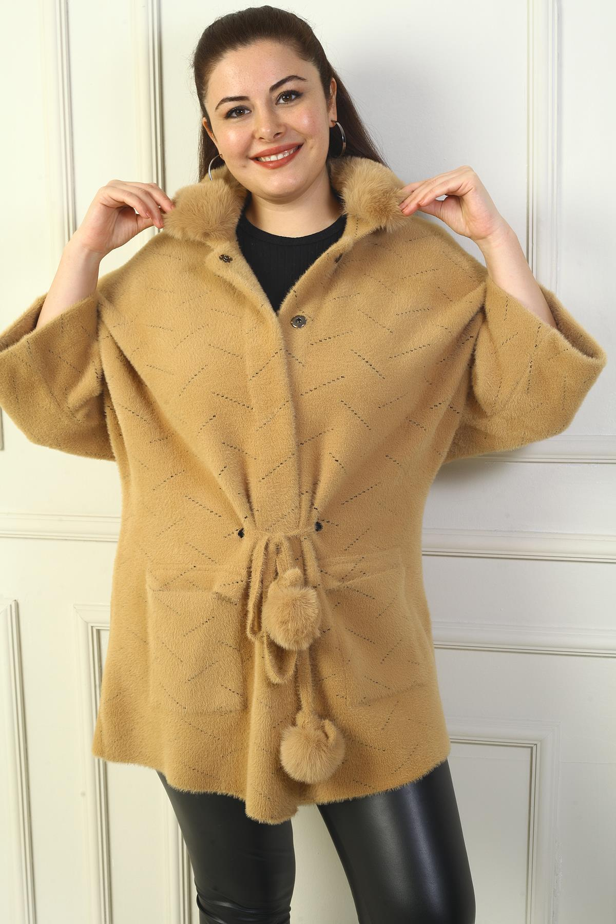 S-24Y4300005Kadın Seyyar Kürk Yaka Önü Çıtçıtlı Torba Cepli Beli Bağcıklı Büyük Beden Akrilik Hırka