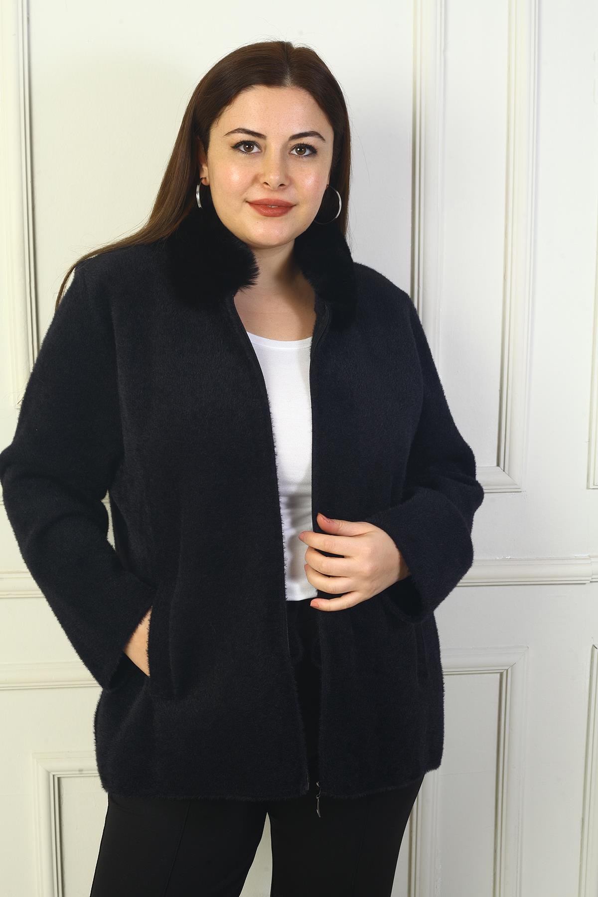 S-24Y4300008Kadın Seyyar Kürklü Yaka Önü Fermuarlı Yandan Cepli Büyük Beden Akrilik Ceket