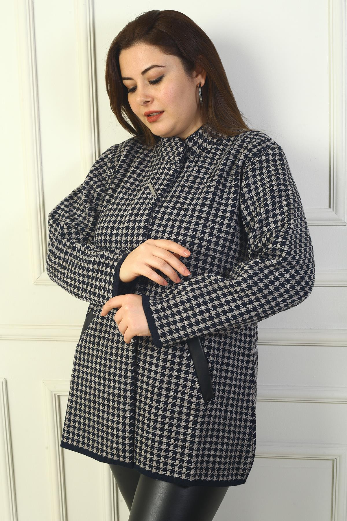 S-24Y4300011Kadın Önü Çıtçıtlı Cepleri Deri Detaylı Kazayağı Büyük Beden Akrilik Hırka