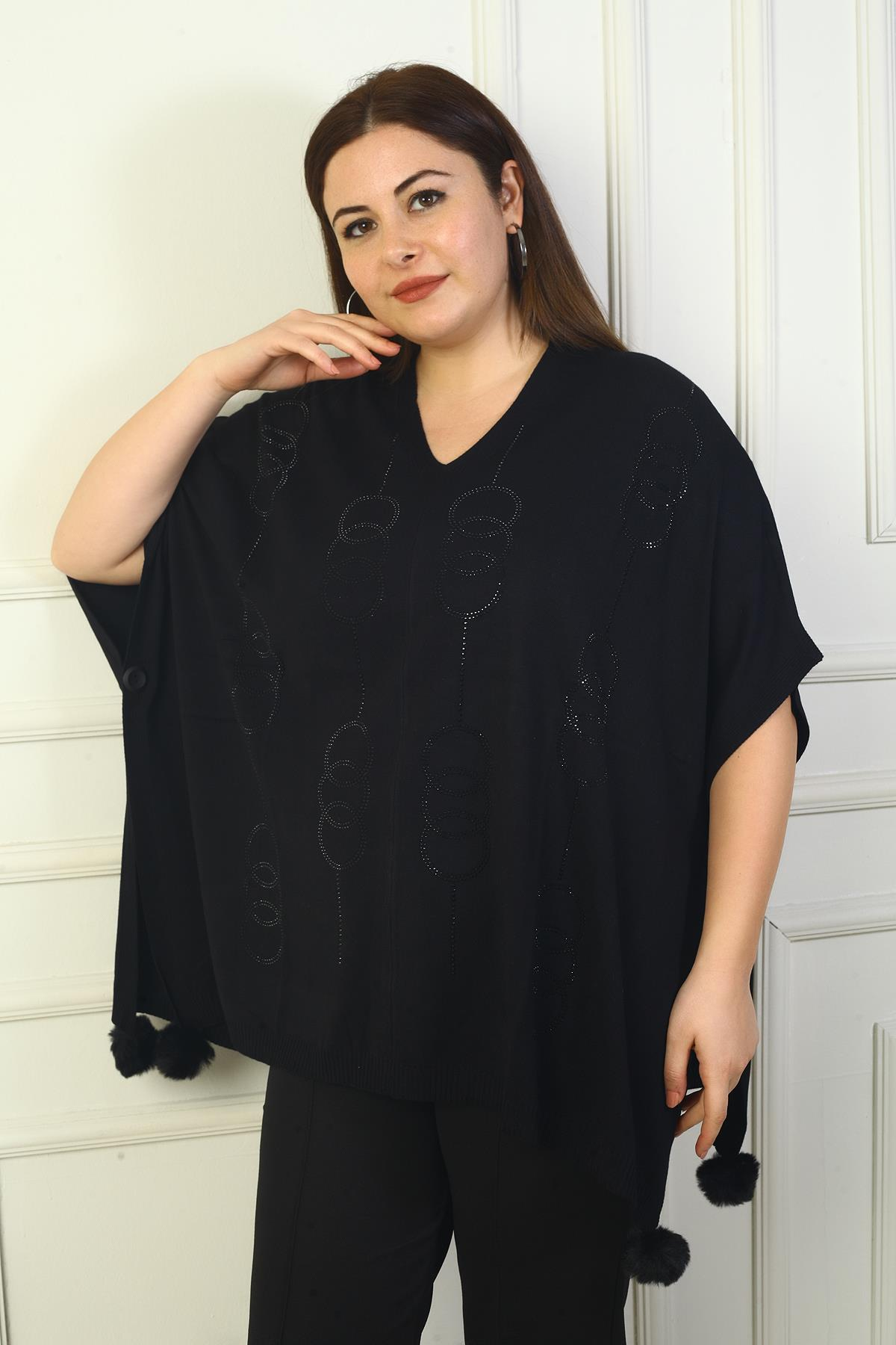 S-24Y4300013Kadın V Yaka Yanları Düğme Detaylı Önü Yuvarlak Desen Taş İşlemeli Ponponlu Büyük Beden Panço