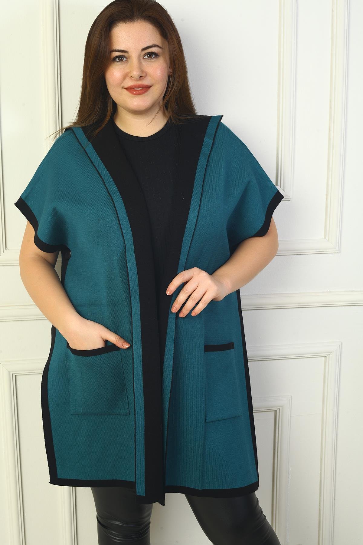 S-24Y4300014Kadın Yanı Düğme Detaylı Kapüşonlu Arkası Desenli Büyük Beden Panço