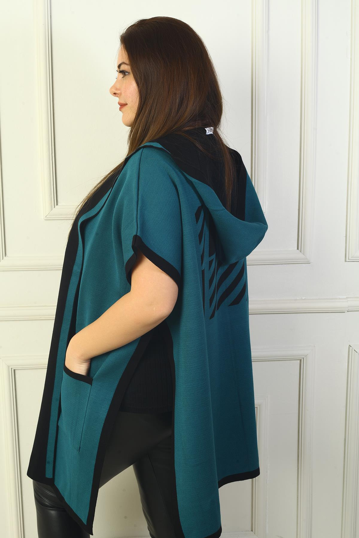 S-24Y4300014Kadın Yanı Düğme Detaylı Kapüşonlu Arkası Desenli Büyük Beden Panço