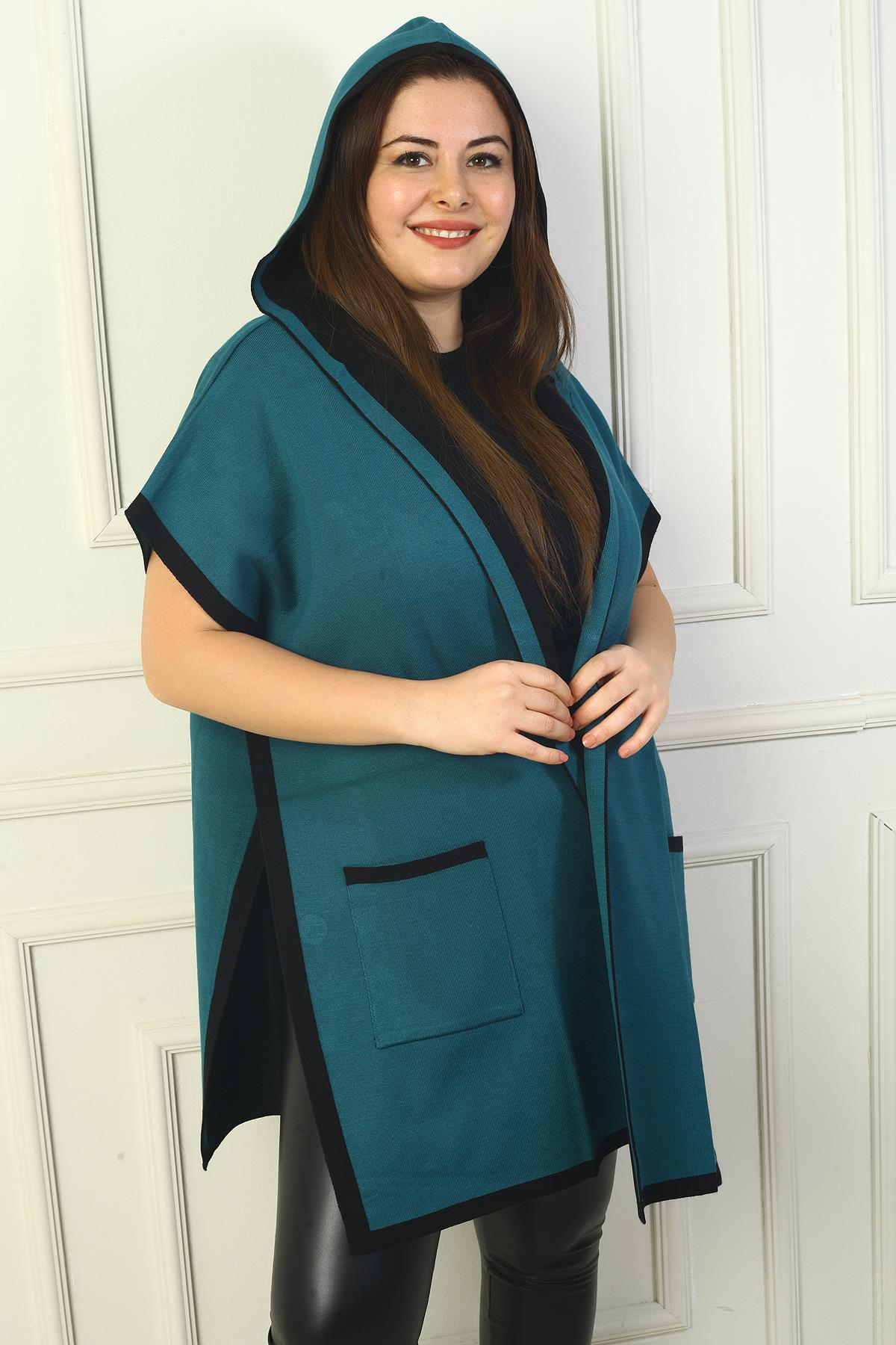 S-24Y4300014Kadın Yanı Düğme Detaylı Kapüşonlu Arkası Desenli Büyük Beden Panço