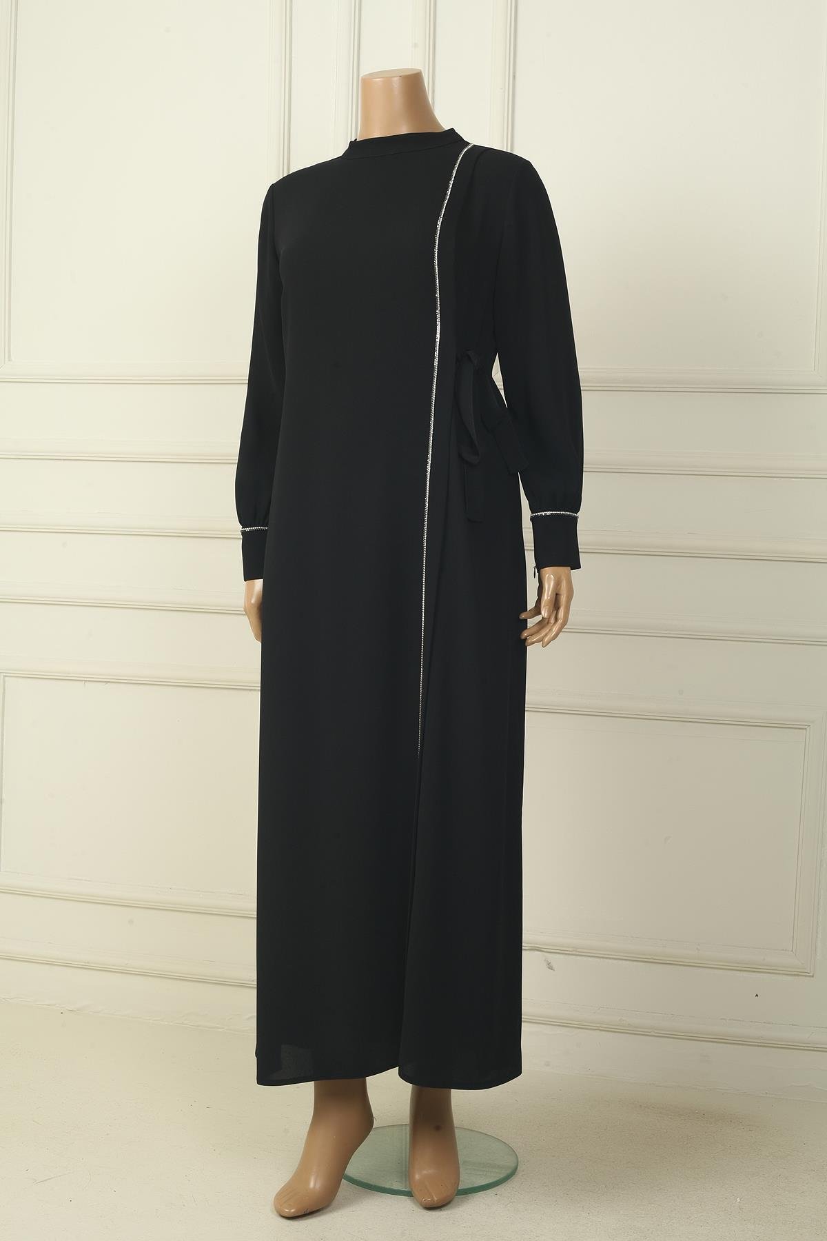 S-24Y4310001Kadın Kol Uçları Fermuarlı Taş Detaylı Yandan Bağlamalı Büyük Beden Uzun Krep Elbise