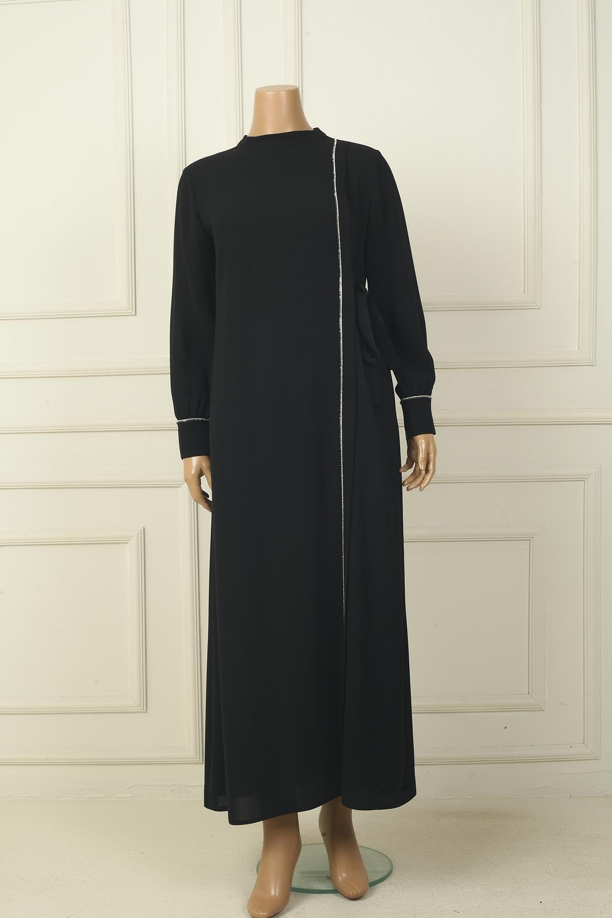 S-24Y4310001Kadın Kol Uçları Fermuarlı Taş Detaylı Yandan Bağlamalı Büyük Beden Uzun Krep Elbise