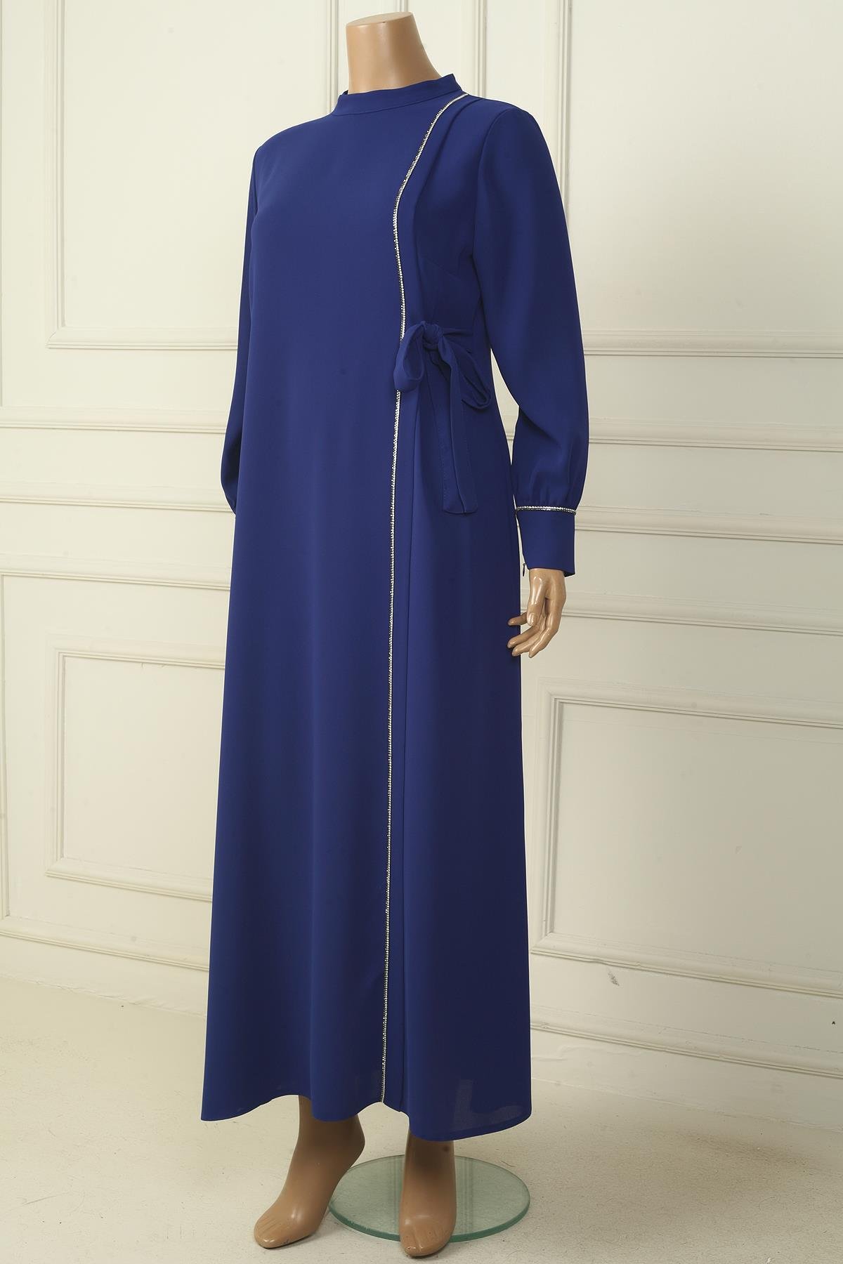 S-24Y4310001Kadın Kol Uçları Fermuarlı Taş Detaylı Yandan Bağlamalı Büyük Beden Uzun Krep Elbise