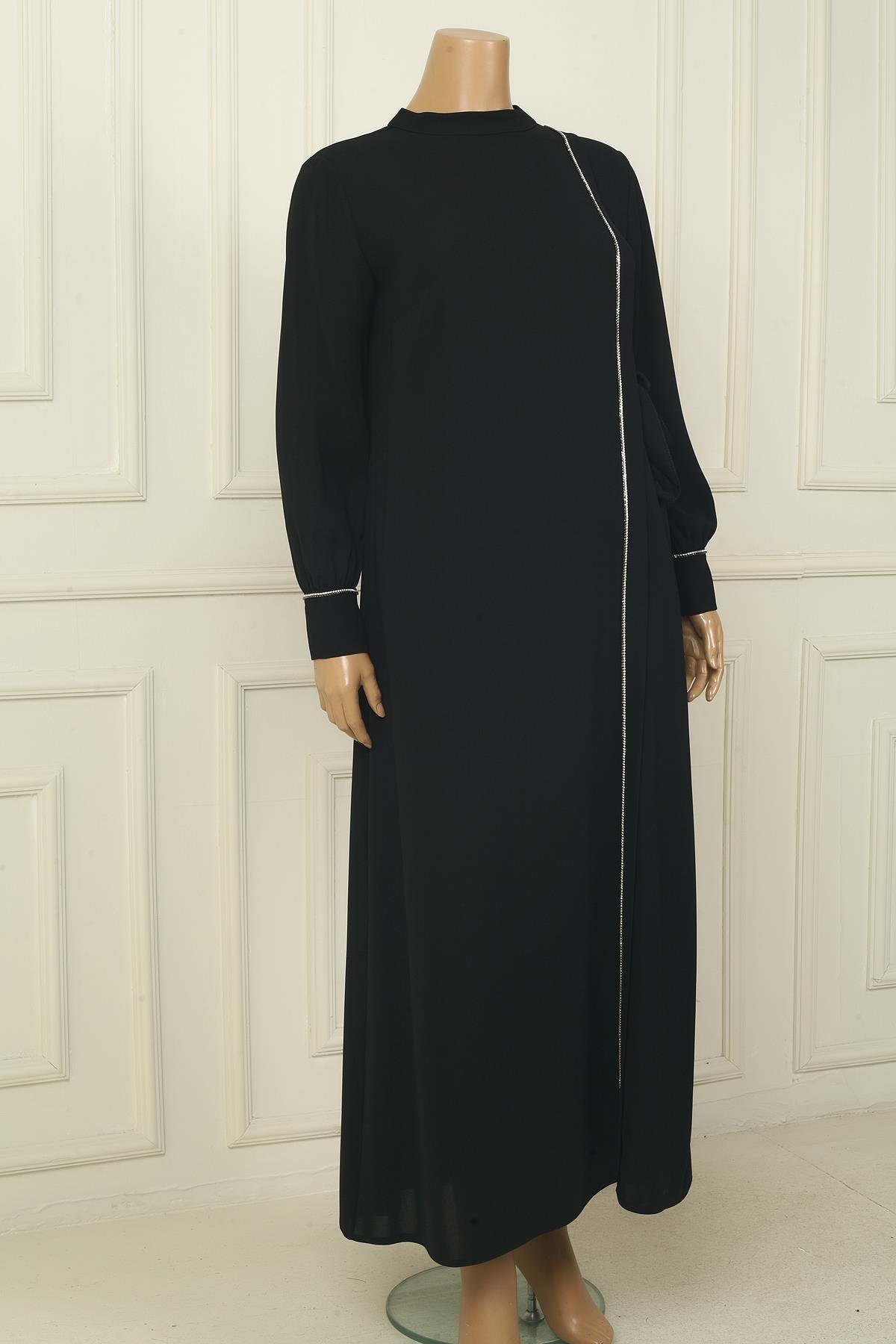 S-24Y4310001Kadın Kol Uçları Fermuarlı Taş Detaylı Yandan Bağlamalı Büyük Beden Uzun Krep Elbise