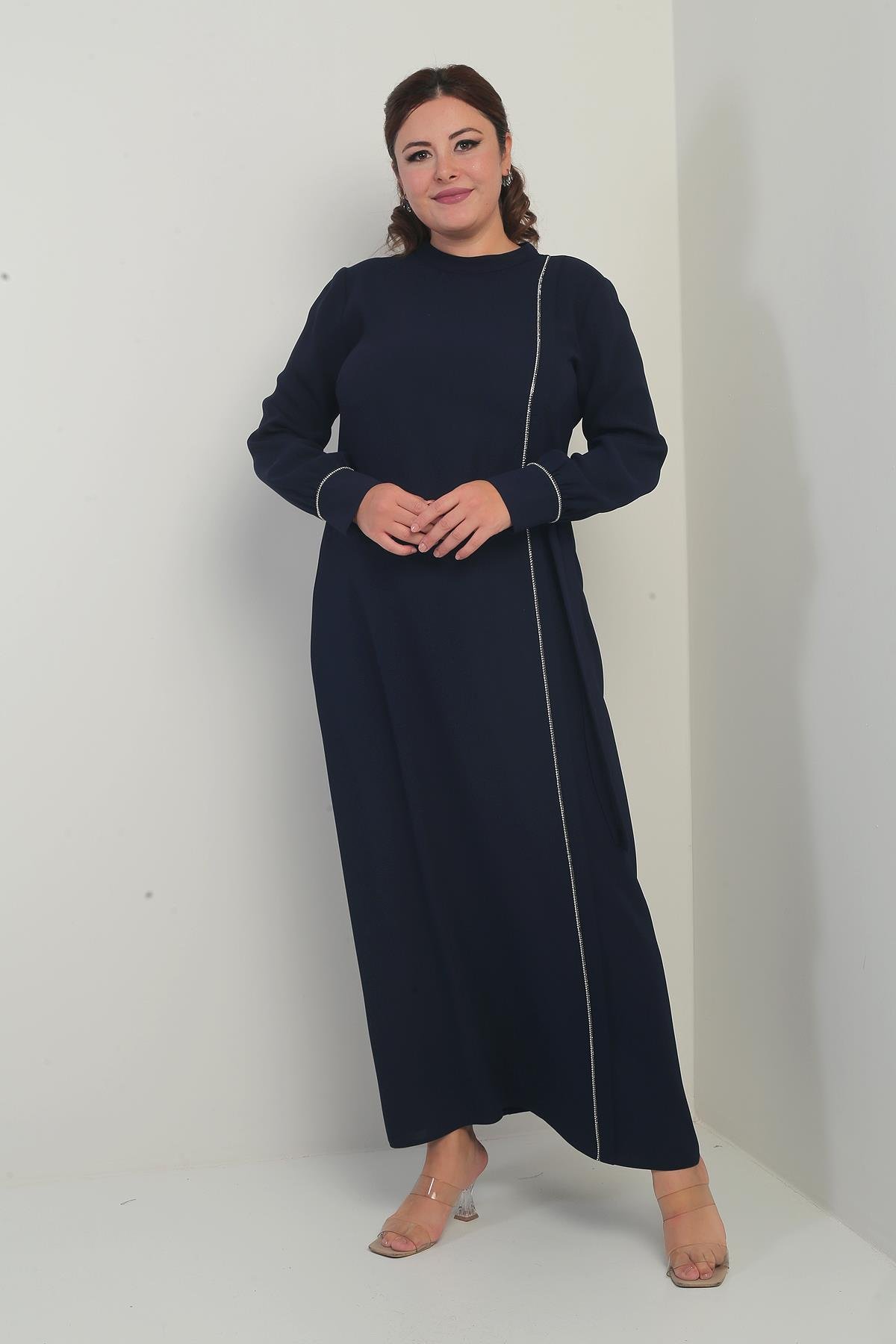 S-24Y4310001Kadın Kol Uçları Fermuarlı Taş Detaylı Yandan Bağlamalı Büyük Beden Uzun Krep Elbise