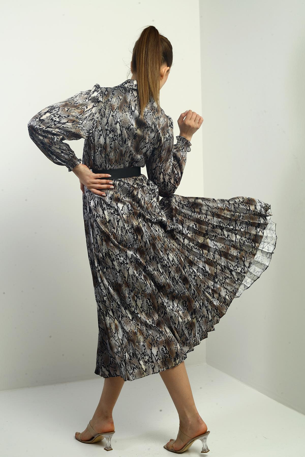 S-25K1520001Kadın Önü Yarım Düğmeli Beli Kemerli Astarlı Yılan Desenli Pileli Midi Saten Elbise