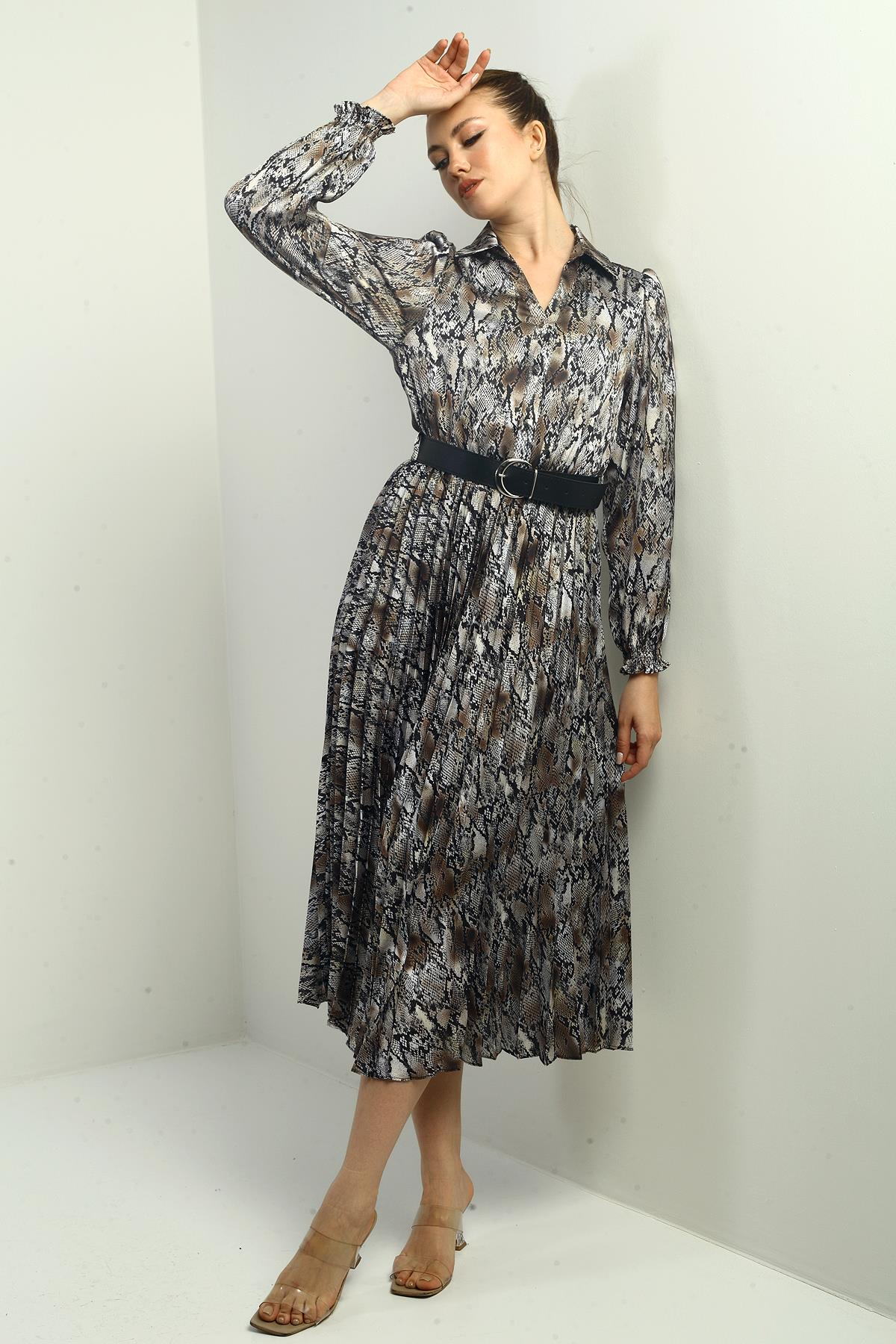 S-25K1520001Kadın Önü Yarım Düğmeli Beli Kemerli Astarlı Yılan Desenli Pileli Midi Saten Elbise