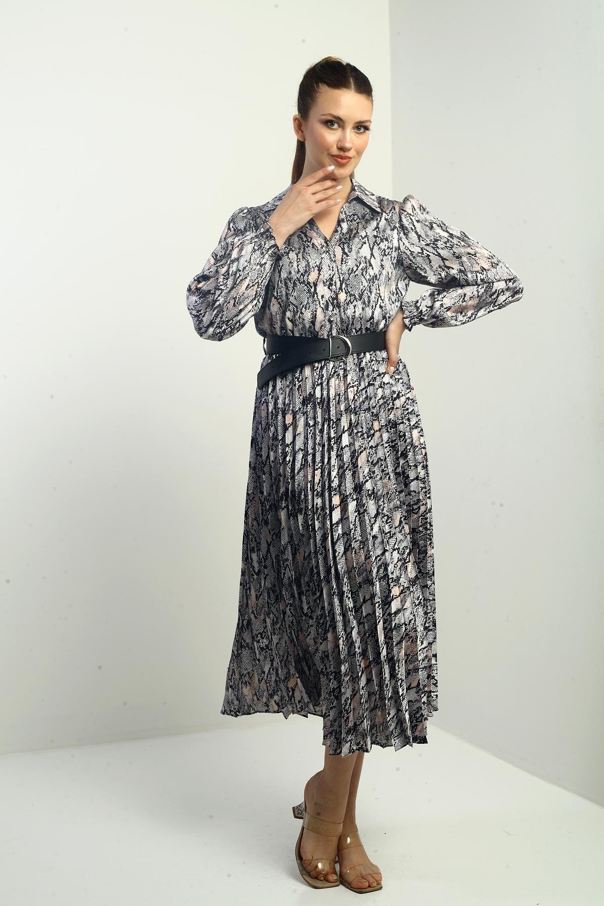 S-25K1520001Kadın Önü Yarım Düğmeli Beli Kemerli Astarlı Yılan Desenli Pileli Midi Saten Elbise