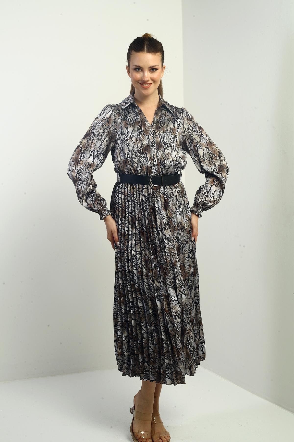 S-25K1520001Kadın Önü Yarım Düğmeli Beli Kemerli Astarlı Yılan Desenli Pileli Midi Saten Elbise