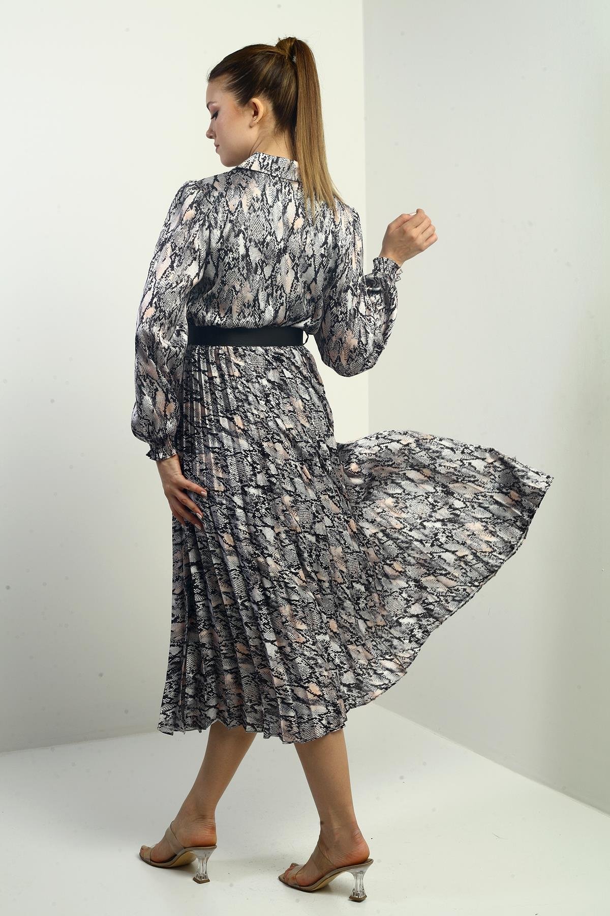 S-25K1520001Kadın Önü Yarım Düğmeli Beli Kemerli Astarlı Yılan Desenli Pileli Midi Saten Elbise