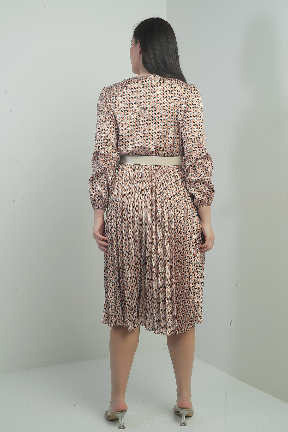 S-25K1520004Kadın Kruvaze Yaka Beli Kemerli Astarlı Desenli Pileli Midi Saten B.B Elbise