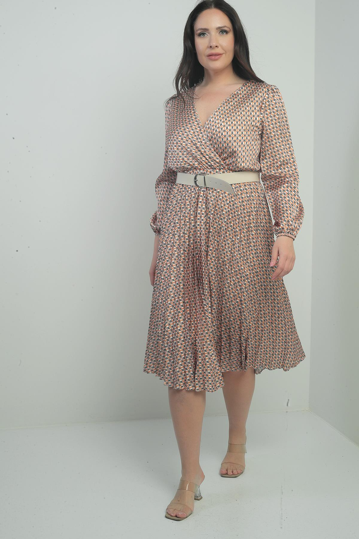 S-25K1520004Kadın Kruvaze Yaka Beli Kemerli Astarlı Desenli Pileli Midi Saten B.B Elbise