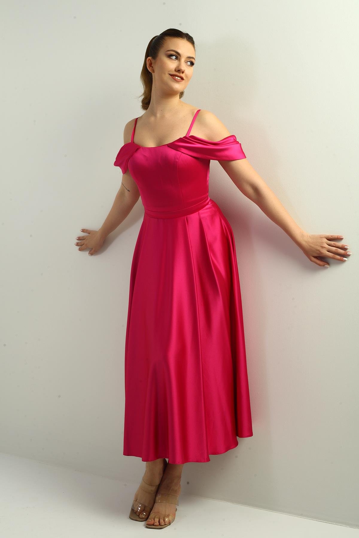 S-25K3050004Kadın İp Askılı Düşük Kollu Astarlı Pileli Saten Kloş Uzun Elbise