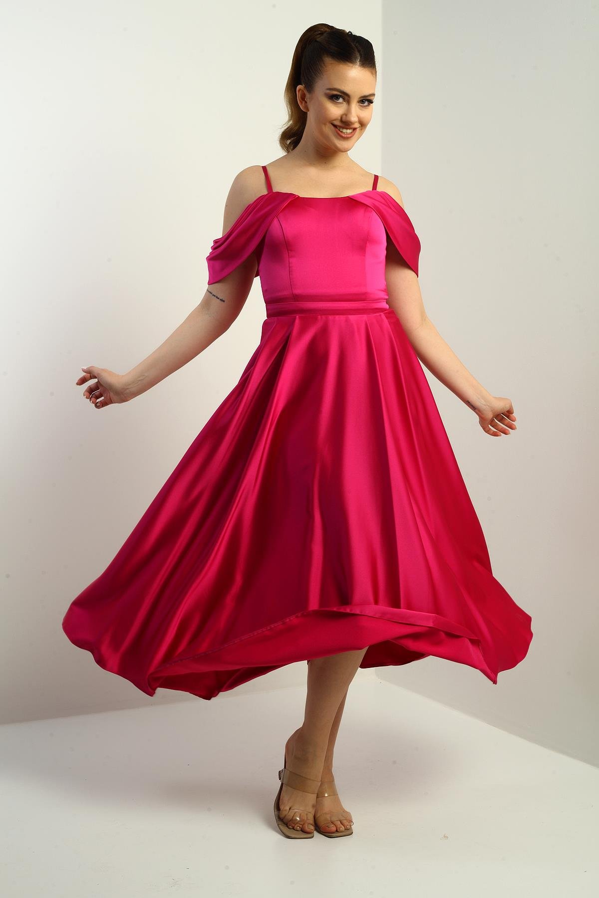 S-25K3050004Kadın İp Askılı Düşük Kollu Astarlı Pileli Saten Kloş Uzun Elbise