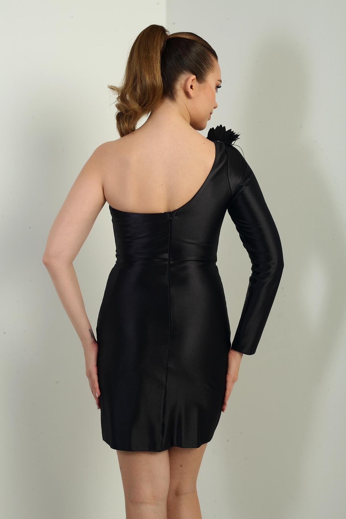 S-25K3050008Kadın Tek Kollu Çiçek Detaylı Astarlı Kısa Saten Elbise