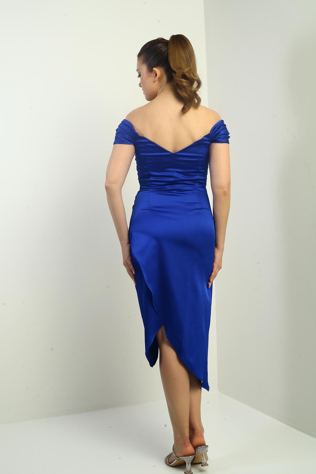 S-25K3050009Kadın Madonna Yaka Drapeli Asimetrik Saten Kısa Elbise