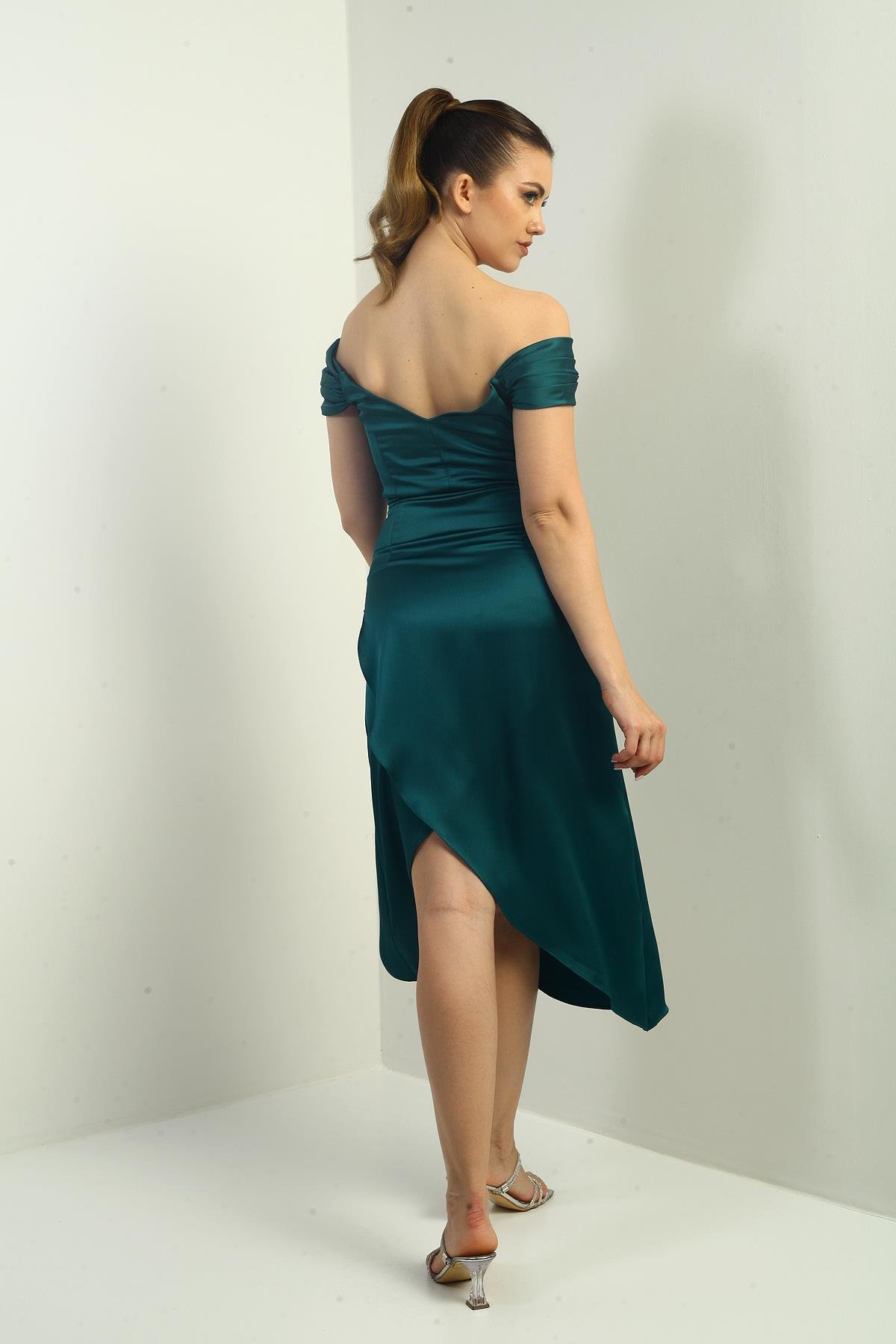 S-25K3050009Kadın Madonna Yaka Drapeli Asimetrik Saten Kısa Elbise