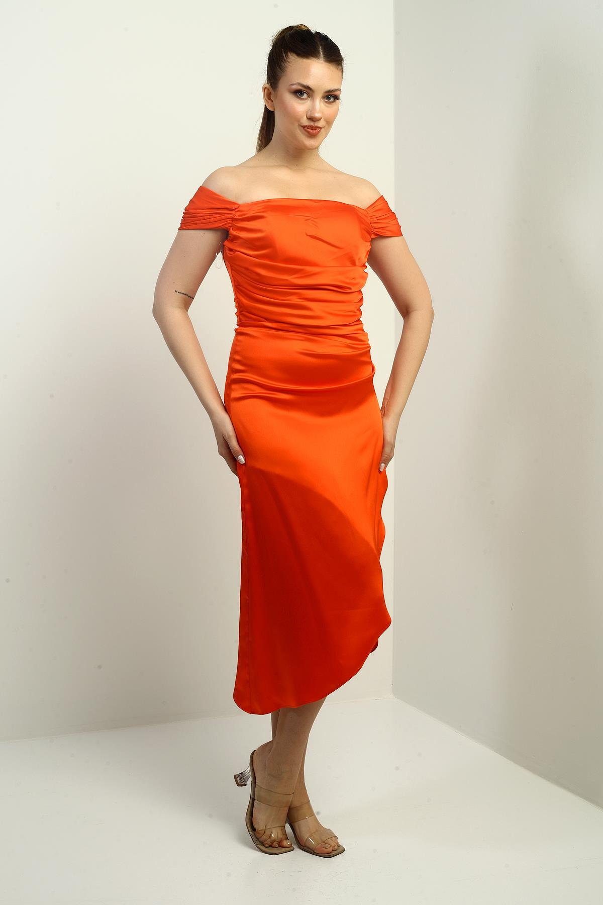 S-25K3050009Kadın Madonna Yaka Drapeli Asimetrik Saten Kısa Elbise