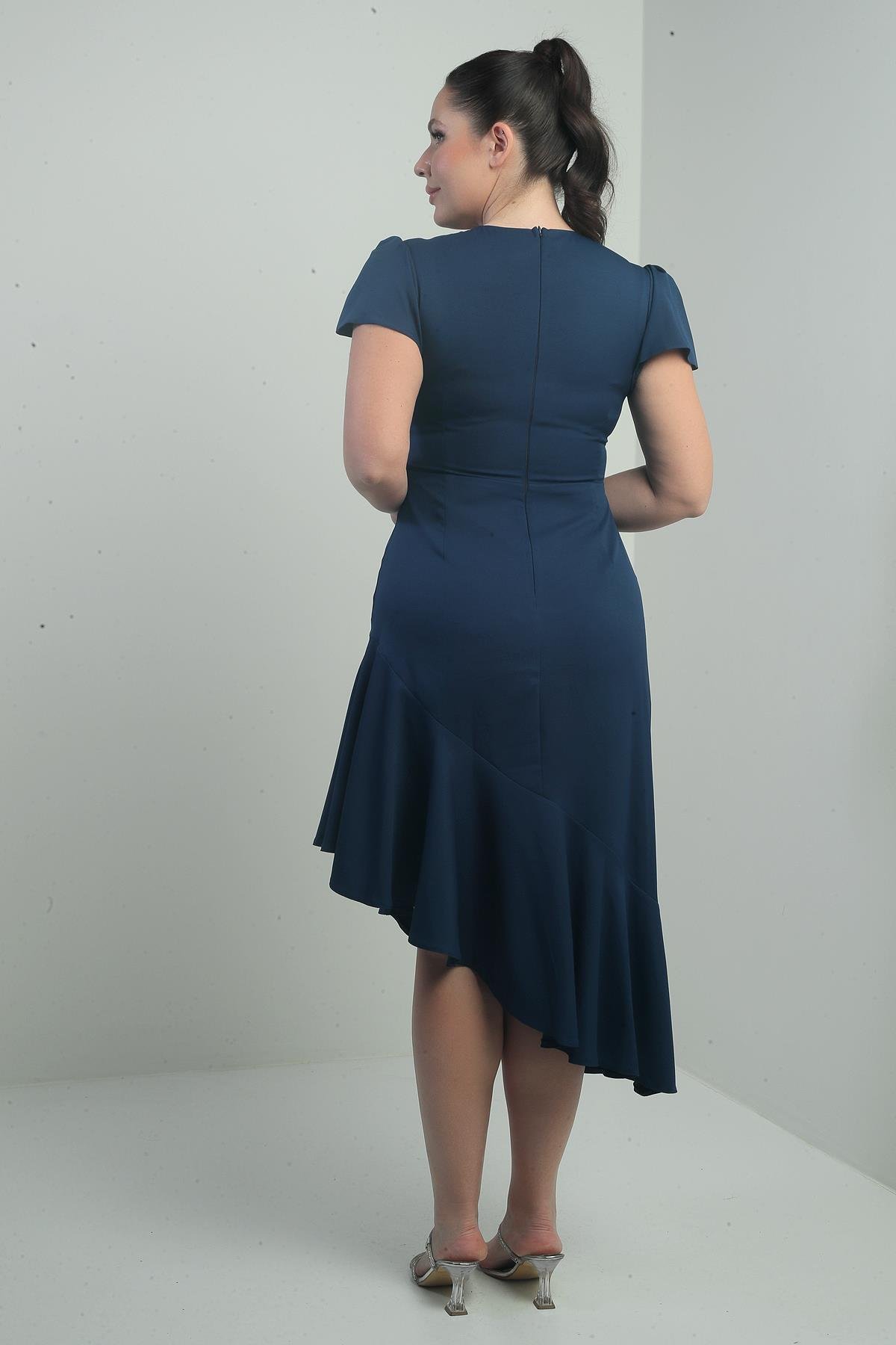 S-25K3050014Kadın Kruvaze Yaka Önü Drapeli Astarlı Eteği Volanlı Büyük Beden Krep Elbise