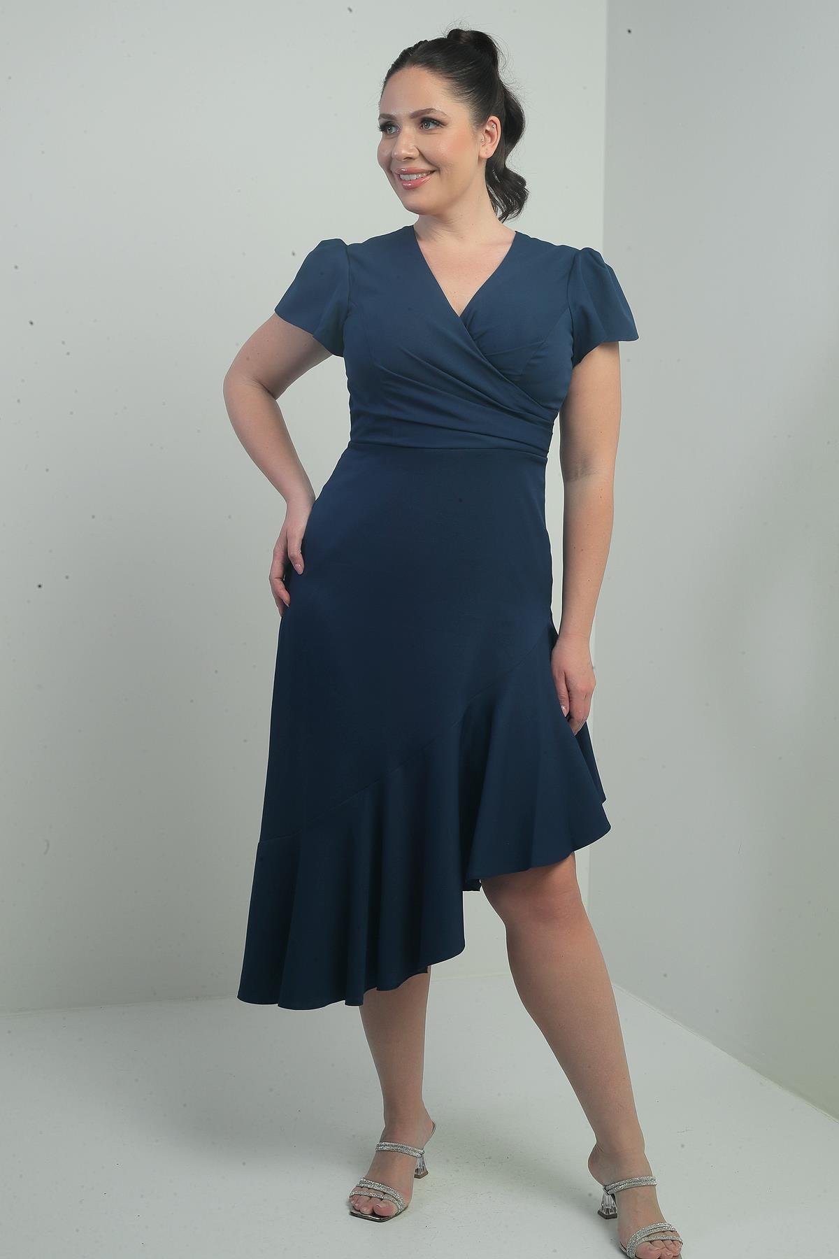 S-25K3050014Kadın Kruvaze Yaka Önü Drapeli Astarlı Eteği Volanlı Büyük Beden Krep Elbise