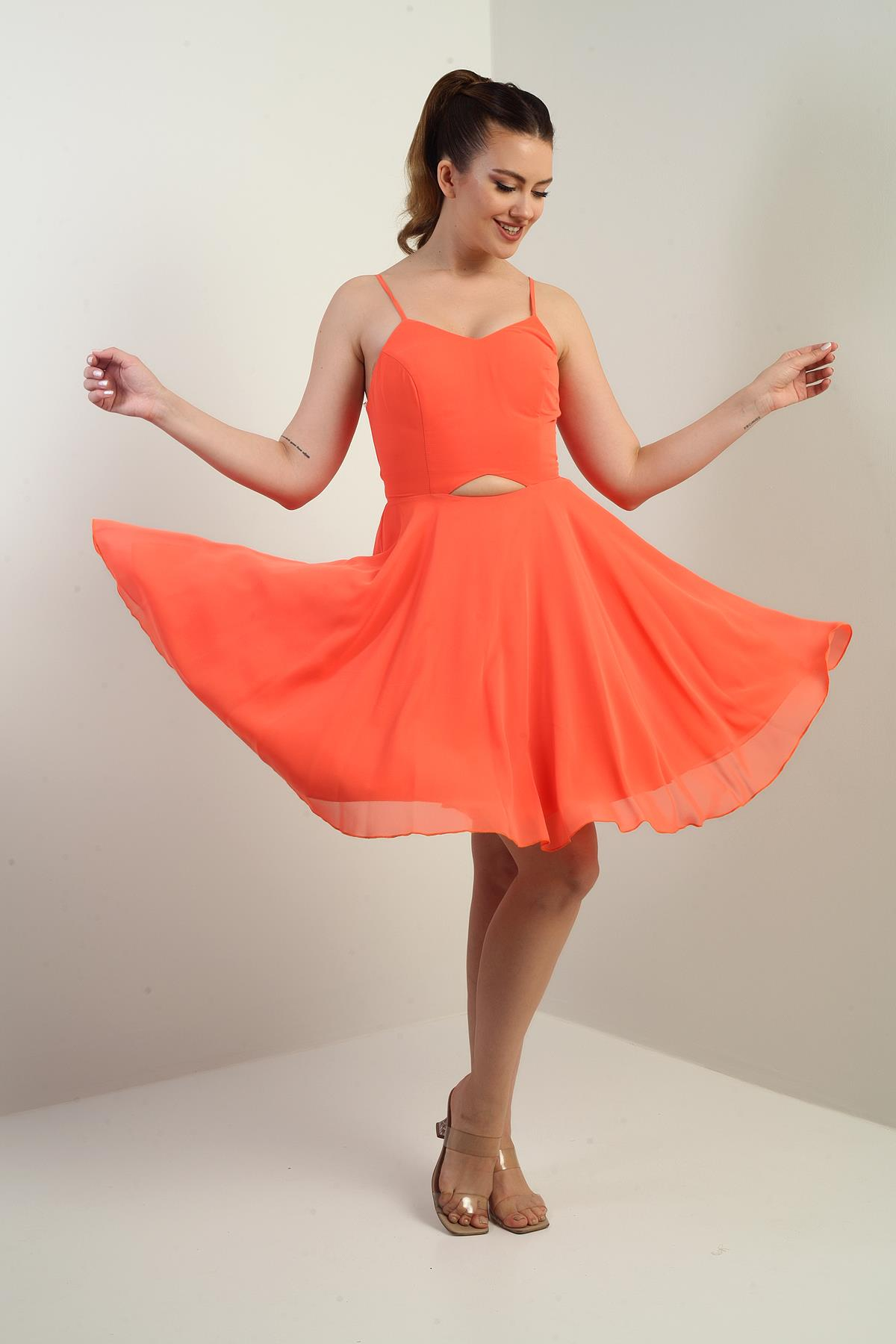 S-25K3050021Kadın İp Askılı Arkası Bağlamalı Önü Pencereli Astarlı Şifon Kısa Kloş Elbise