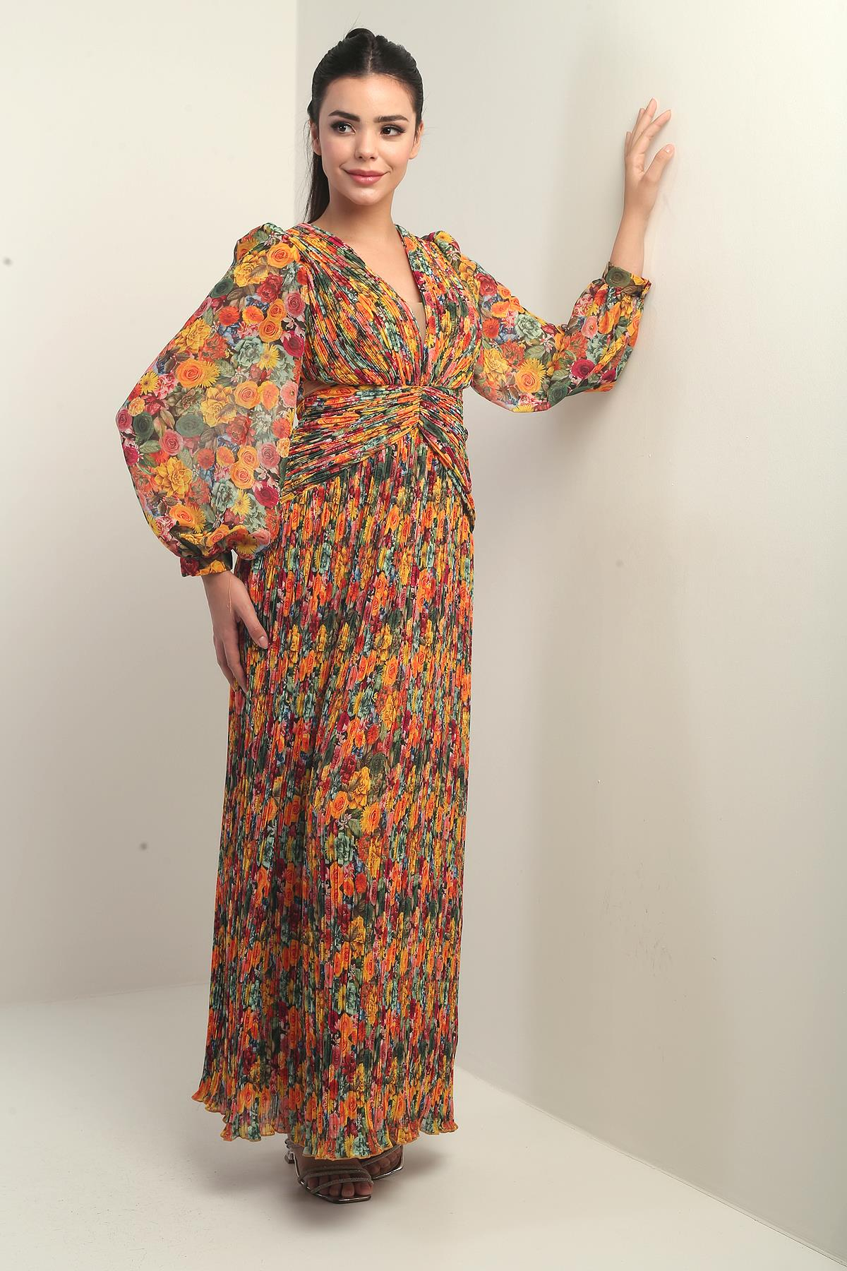 S-25Y0130002Kadın V Yaka Astarlı Çiçek Desenli Komple Pileli Şifon Uzun Elbise