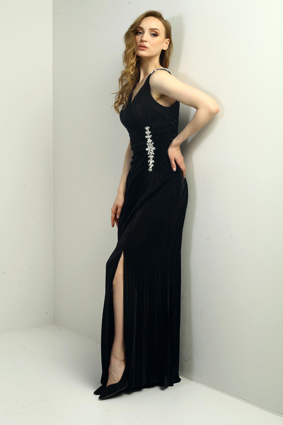 S-25Y0190009Kadın Kruvaze Yaka Omuzu Kalın Taş Detaylı Önü Taşlı Büzgülü Yırtmaçlı Uzun Abiye Elbise