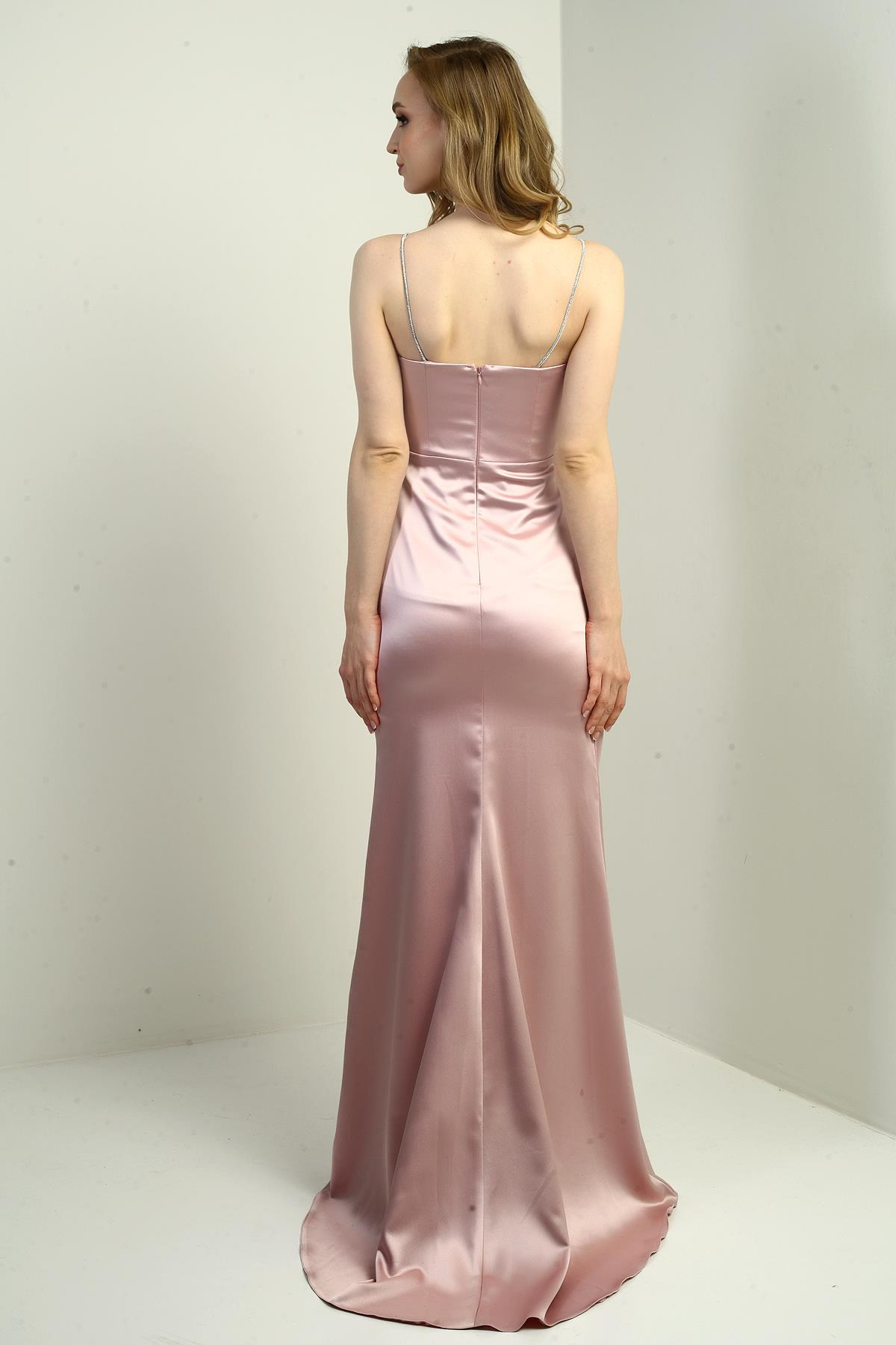 S-25Y0230006Kadın Parlak İp Askılı Derin Yırtmaçlı Önü Büzgülü Pileli Uzun Saten Abiye Elbise