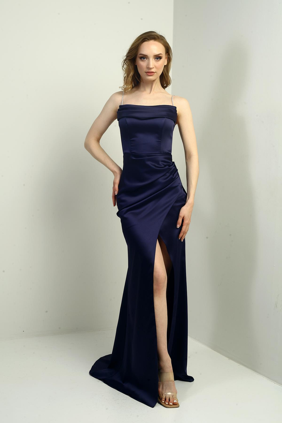 S-25Y0230006Kadın Parlak İp Askılı Derin Yırtmaçlı Önü Büzgülü Pileli Uzun Saten Abiye Elbise