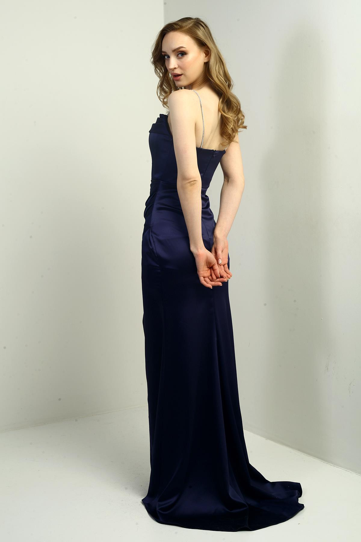 S-25Y0230006Kadın Parlak İp Askılı Derin Yırtmaçlı Önü Büzgülü Pileli Uzun Saten Abiye Elbise