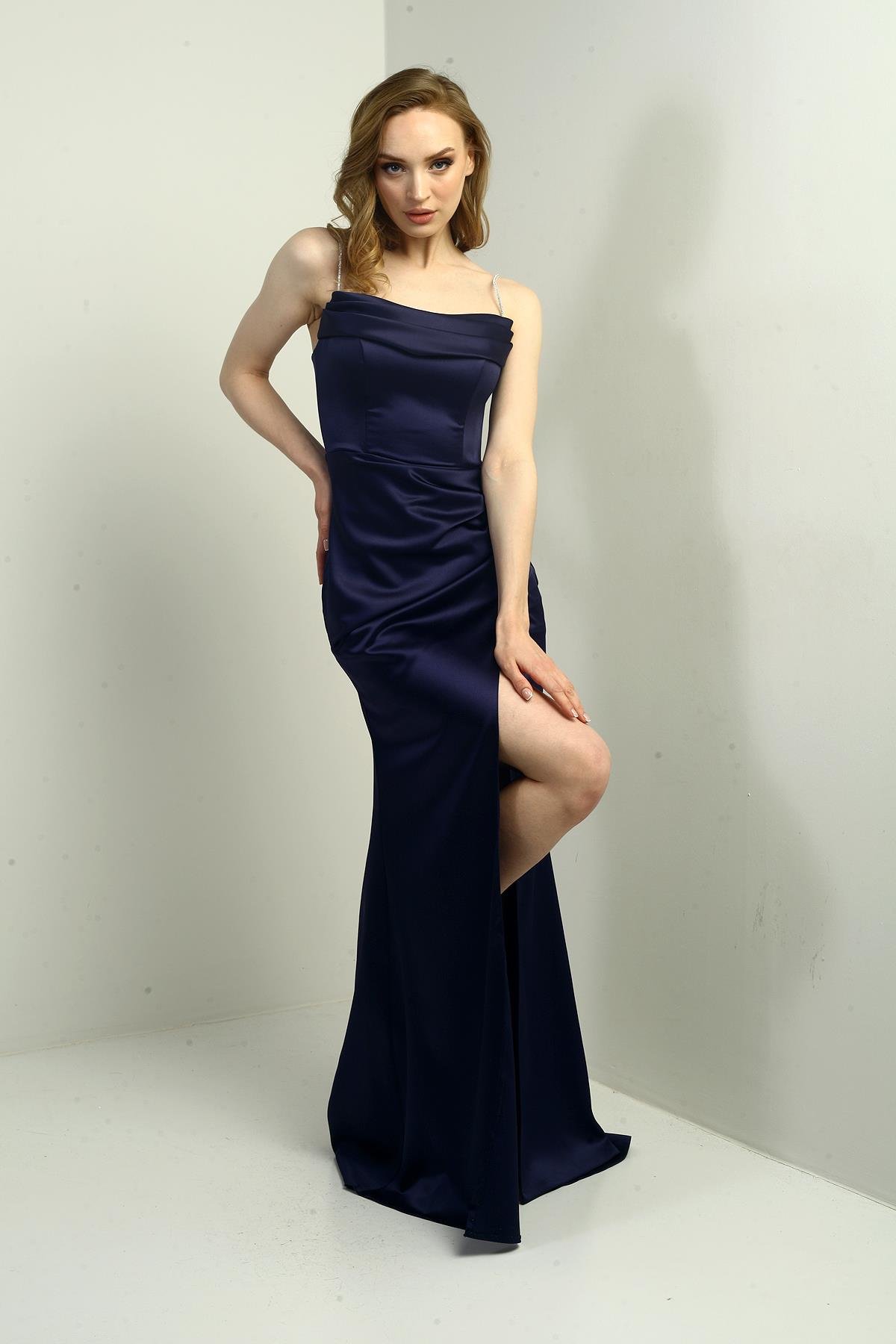 S-25Y0230006Kadın Parlak İp Askılı Derin Yırtmaçlı Önü Büzgülü Pileli Uzun Saten Abiye Elbise