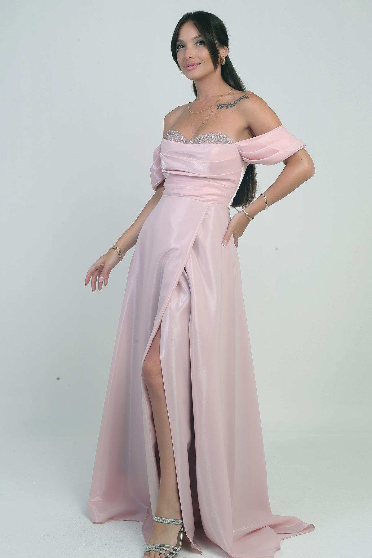 S-25Y0230021Kadın Parlak Taş Detaylı Straplez Düşük Kollu Organze Uzun Elbise