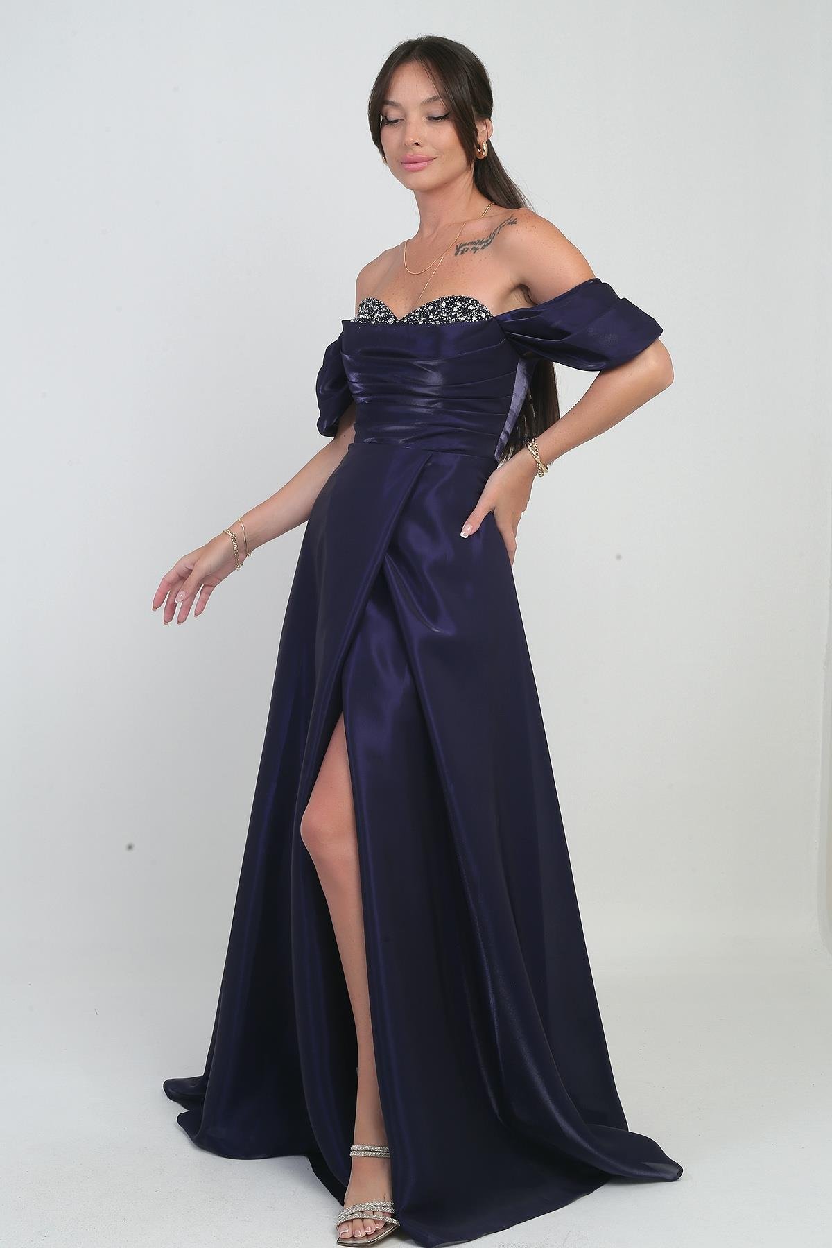 S-25Y0230021Kadın Parlak Taş Detaylı Straplez Düşük Kollu Organze Uzun Elbise