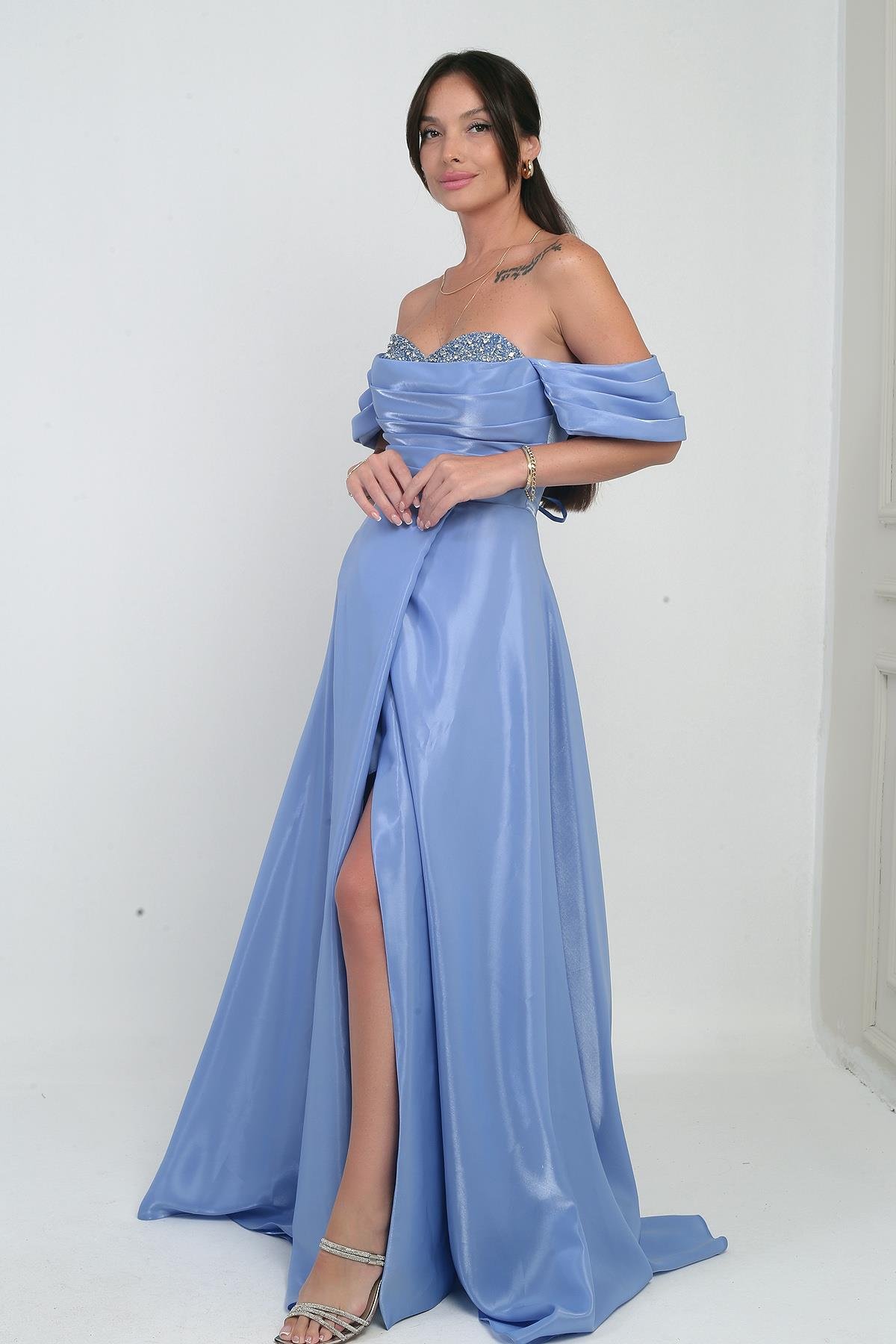 S-25Y0230021Kadın Parlak Taş Detaylı Straplez Düşük Kollu Organze Uzun Elbise