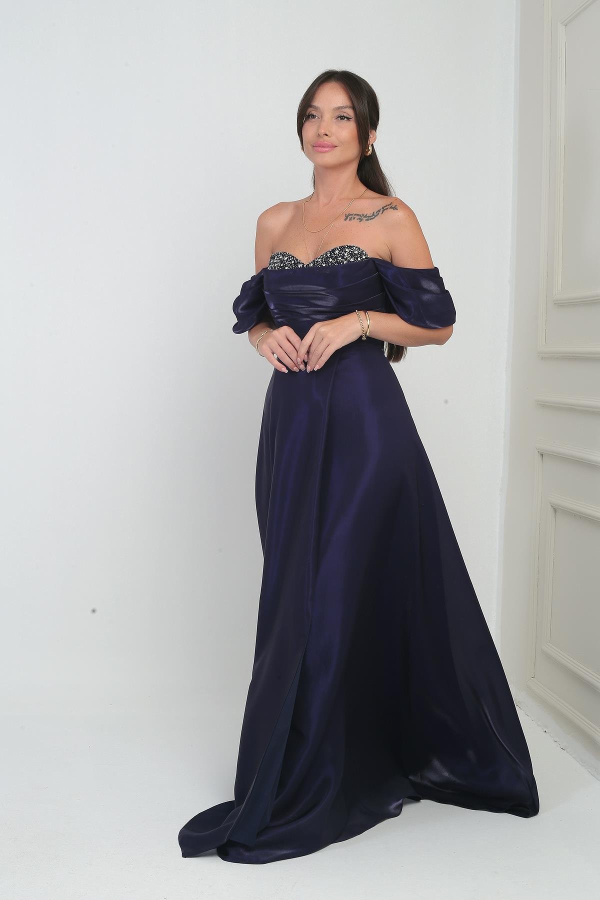 S-25Y0230021Kadın Parlak Taş Detaylı Straplez Düşük Kollu Organze Uzun Elbise