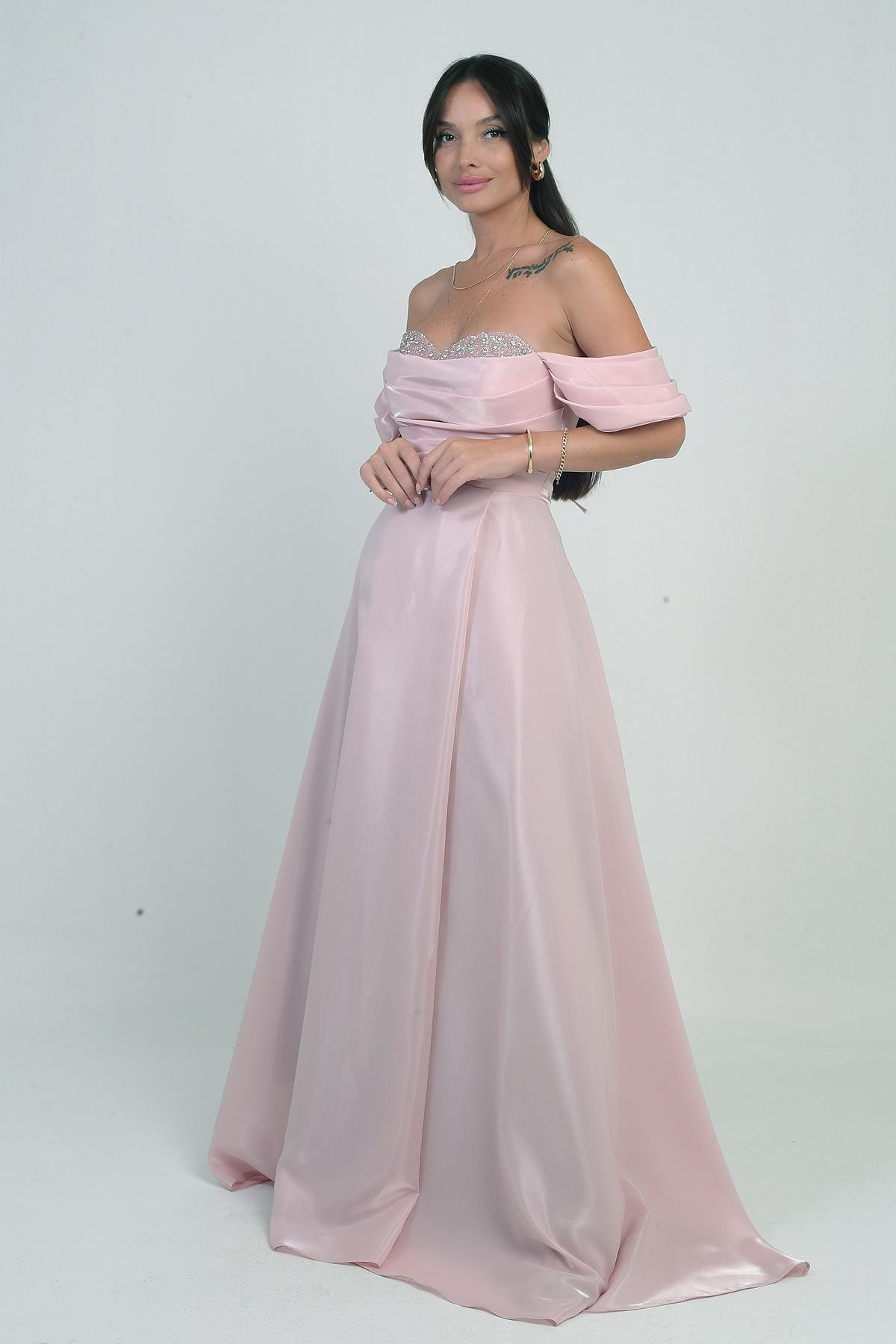 S-25Y0230021Kadın Parlak Taş Detaylı Straplez Düşük Kollu Organze Uzun Elbise