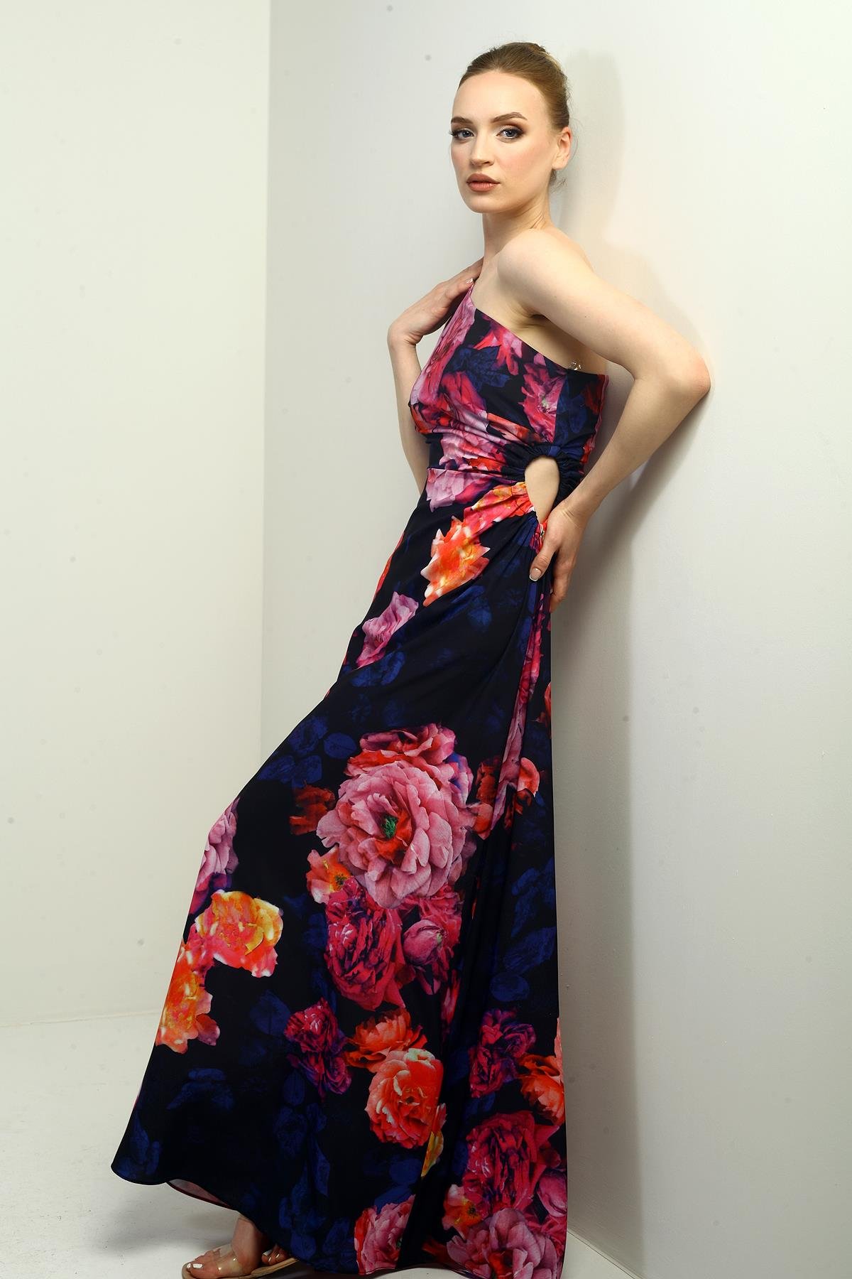 S-25Y0840017Kadın Tek Omuz Yandan Pencereli Büyük Çiçek Desenli Uzun Krep Saten Elbise