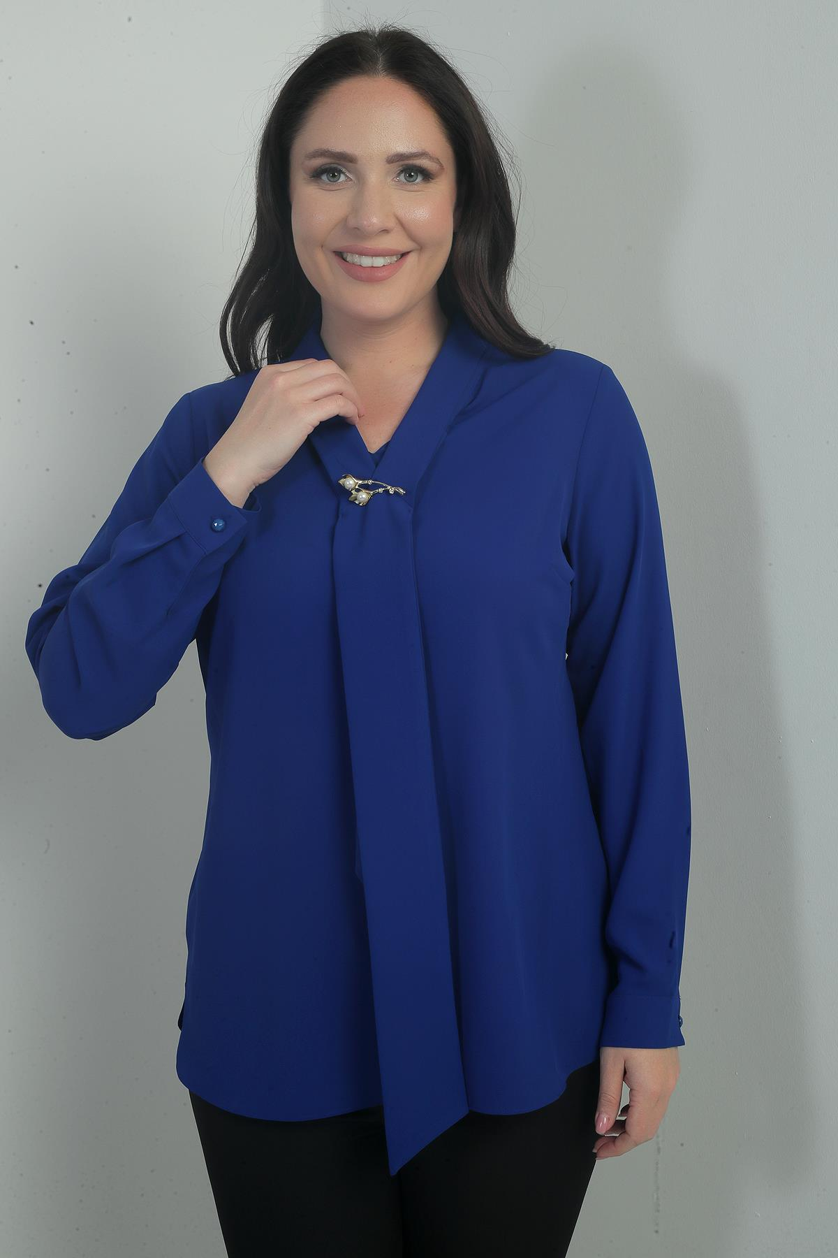 S-25Y1040001Kadın V Yaka Fularlı Krep Saten Büyük Beden Bluz