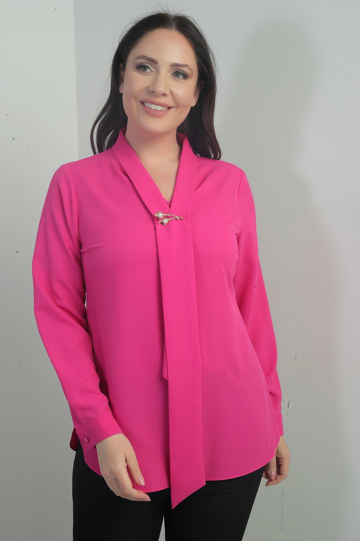 S-25Y1040001Kadın V Yaka Fularlı Krep Saten Büyük Beden Bluz